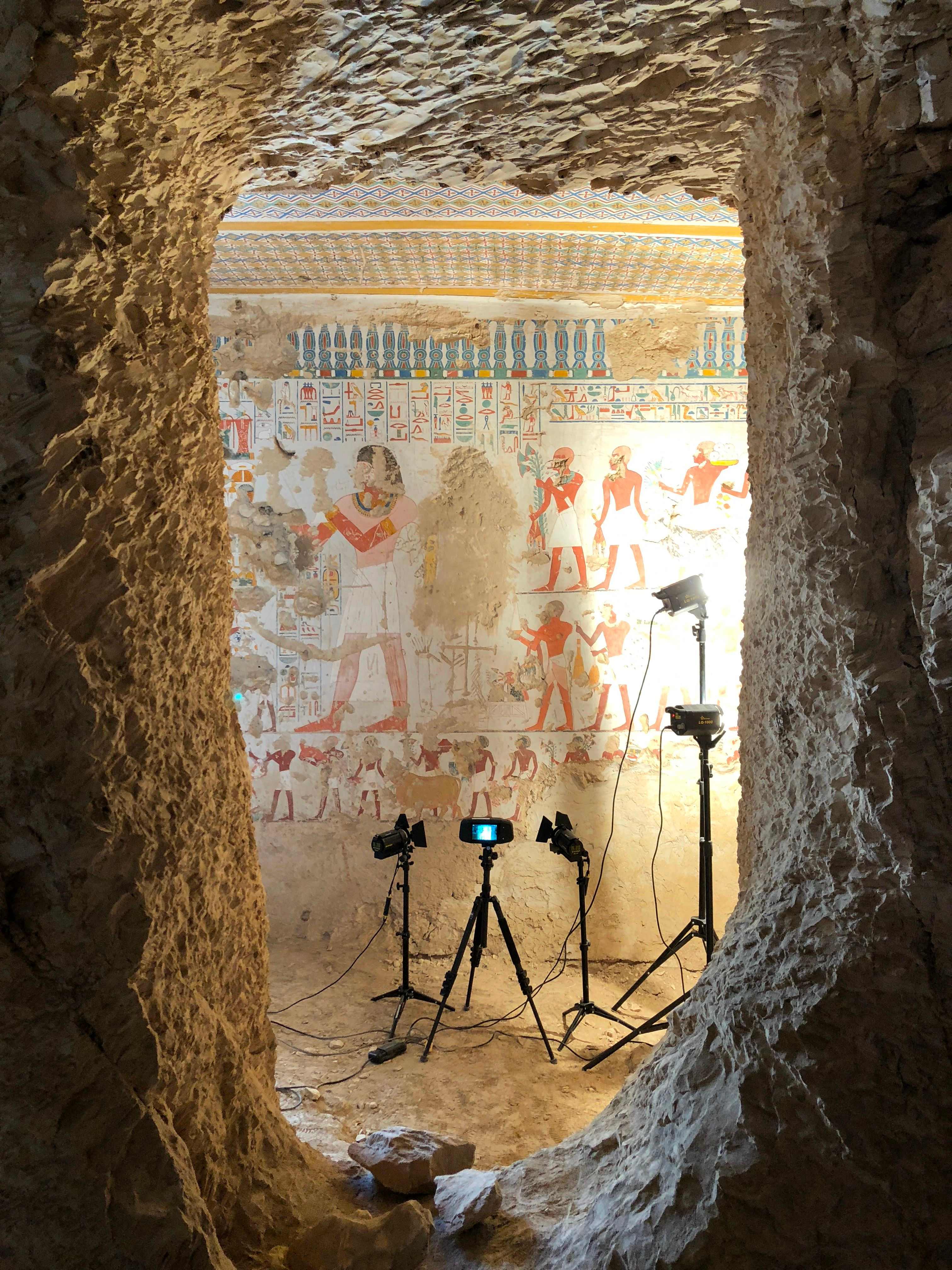 Lampu studio menerangi mural makam Menna, di Sheikh Abd el Qurnah, dekat Luxor di Mesir.
