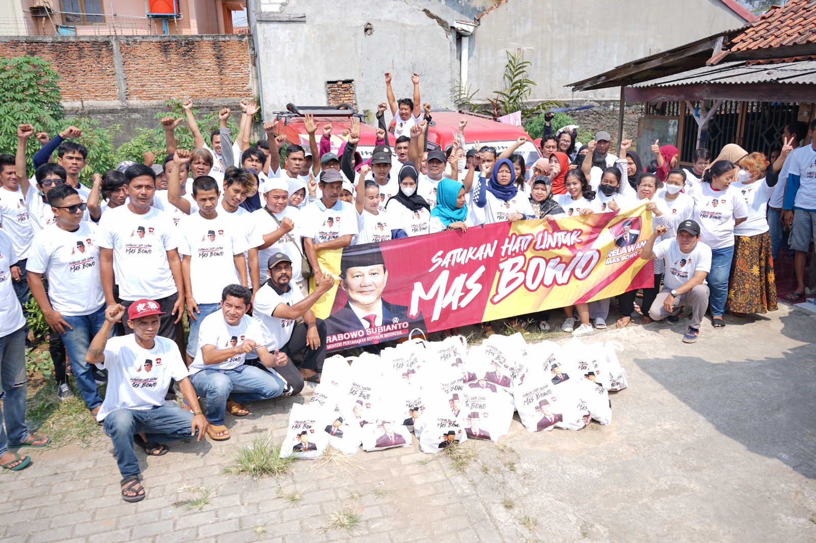 Tim Relawan Mas Bowo menggelar kegiatan deklarasi dukungan bakal capres Prabowo Subianto dan pembangian sembako di Purwakarta, Jabar.