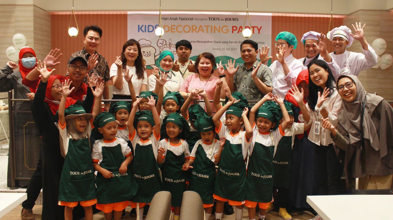 Tous les Jours Bakery dan Café Indonesia mengundang anak-anakd PAUD Kemuning 16, Tanah Abang, untuk mengikuti 'Kids Decorating Party'.