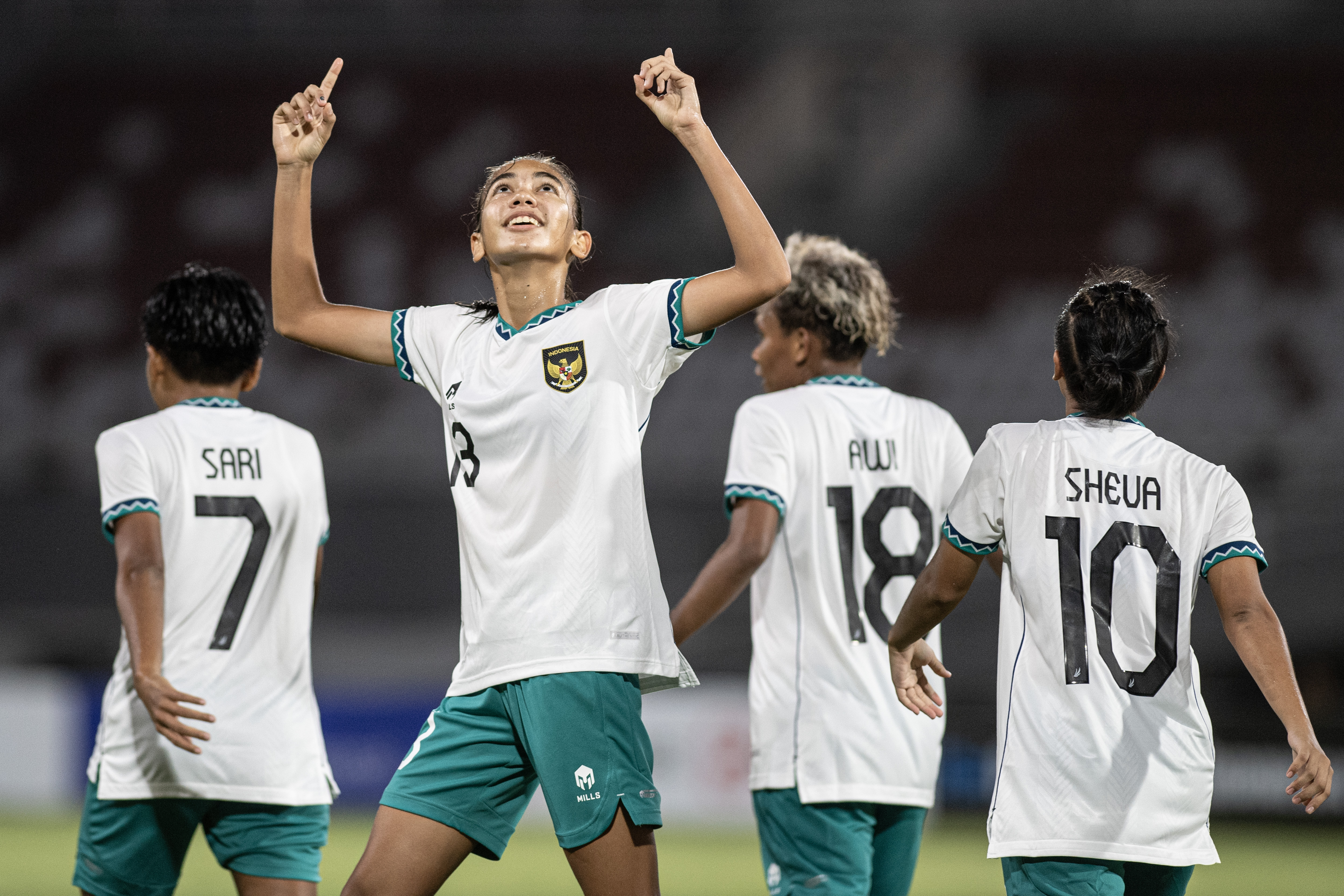 Penyerang timnas putri Indonesia Claudia Alexandra Scheunemann melakukan selebrasi usai mencetak gol ke gawang lawan.