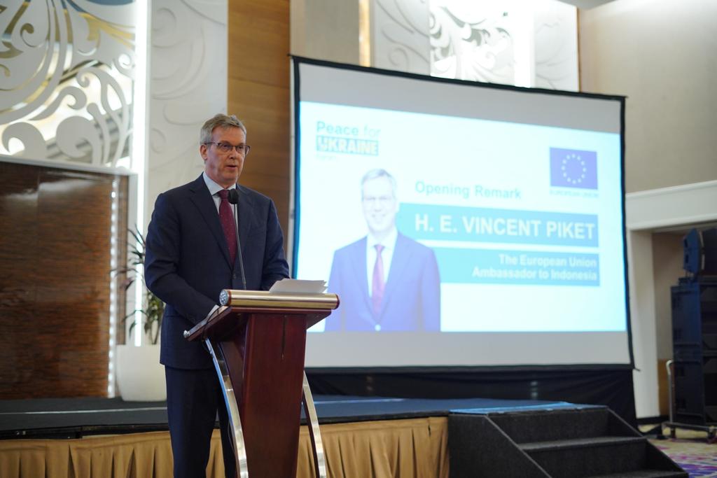 Duta Besar Uni Eropa untuk Indonesia, Vincent Piket. berbicara pada Forum Perdamaian untuk Ukraina di Jakarta, Senin (17/7).