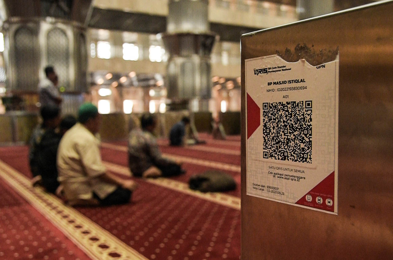 Foto ilustrasi: Jamaah perlu berhati-hati dan memastikan kesahihan kode QRIS milik masjid saat berinfak. 