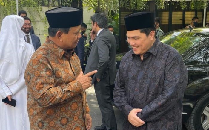Ketua Umum Gerindra yang juga Menhan Prabowo Subianto berbincang dengan Menteri BUMN Erick Thohir. 