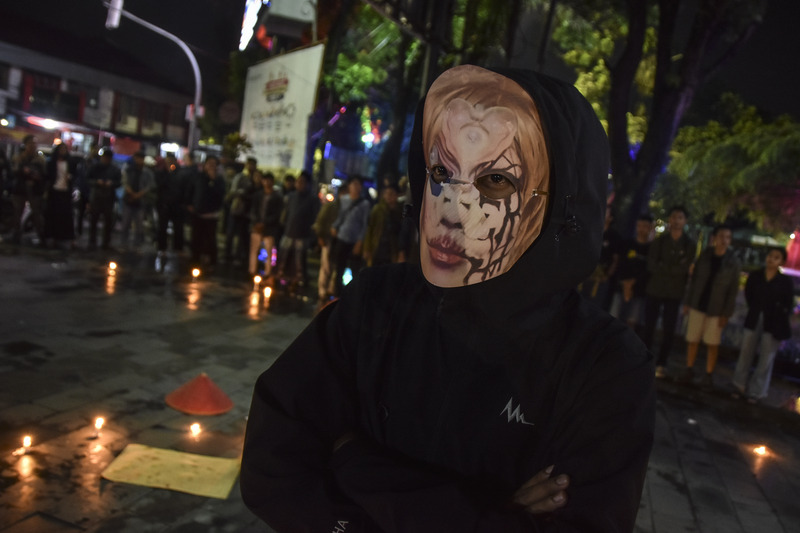 Warga menggunakan topeng yang identik dengan sosok hacker Bjorka.