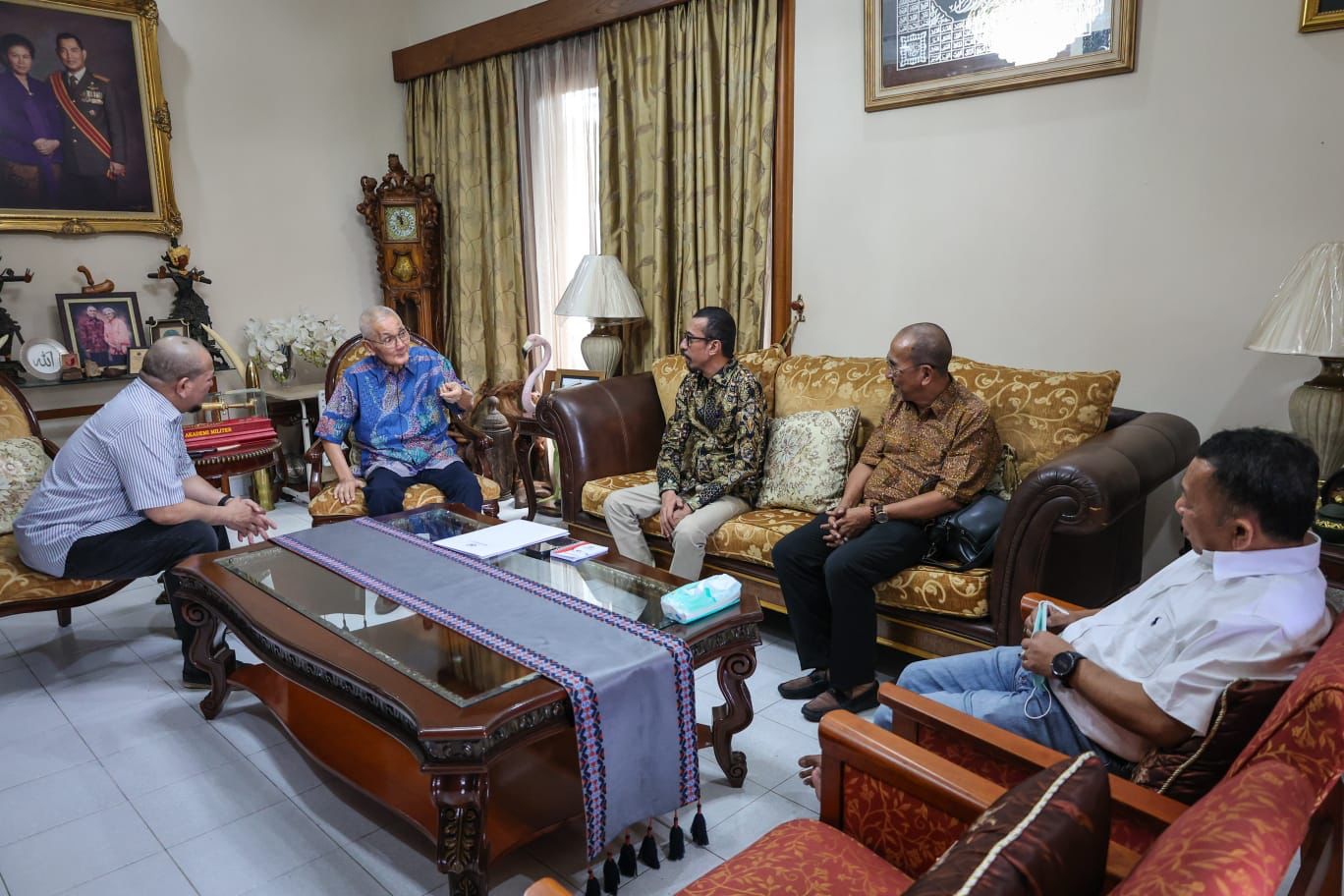 Mantan Wapres Try Sutrisno menerima kunjungan rombongan Ketua DPD RI AA LaNyalla Mahmud Mattalitti Sabtu (15/7/2023) pagi.
