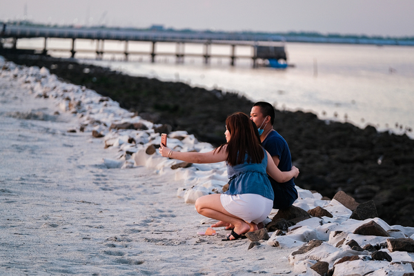 Warga beraktivitas di kawasan Pantai Maju, Pulau D Reklamasi, Pantai Indah Kapuk (PIK), Jakarta.