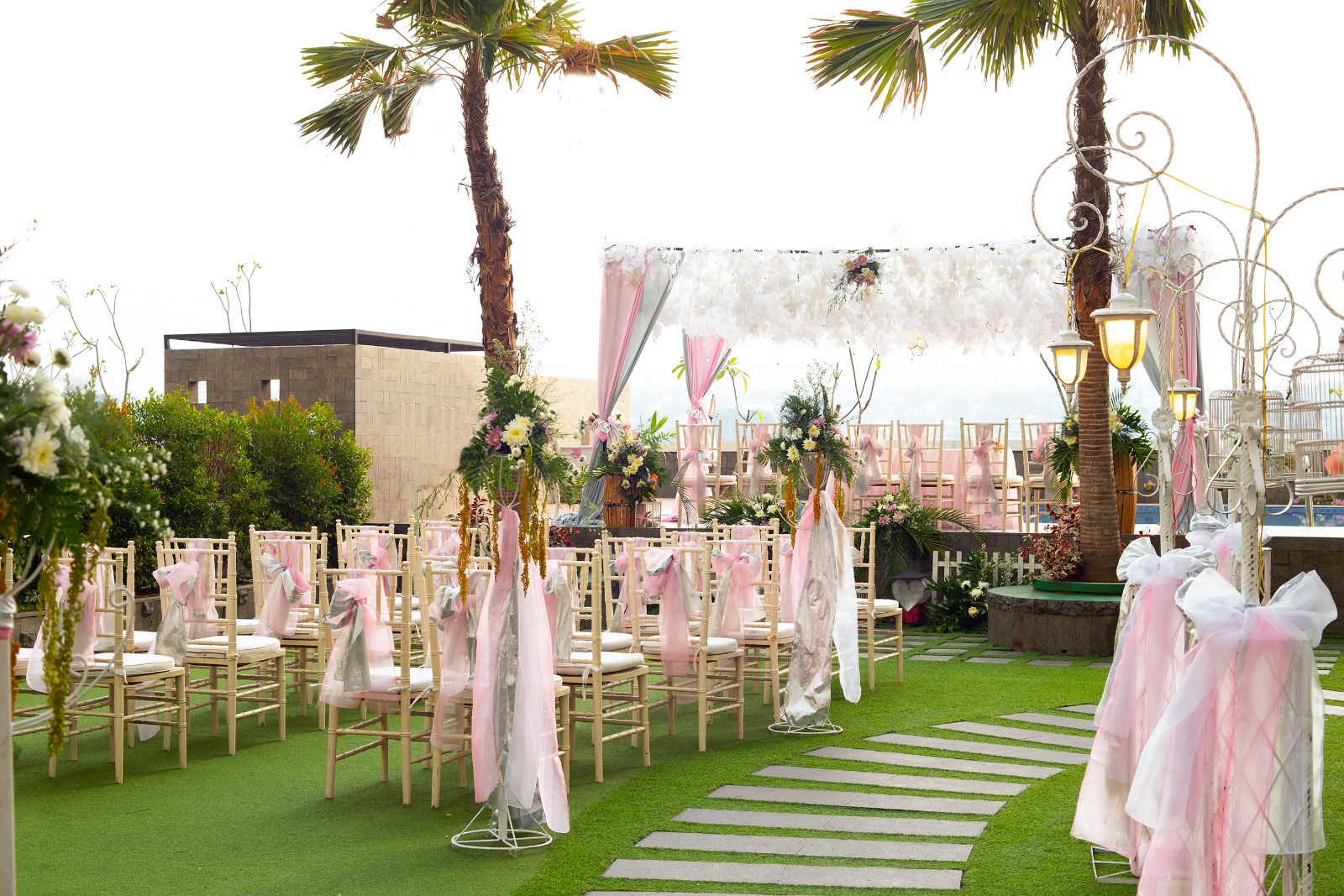 Harris Hotel Sentraland Semarang menawarkan paket outdoor wedding yang menawan dengan harga terjangkau.