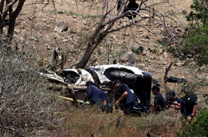 Sebuah serangan bom pada patroli polisi menewaskan enam orang dan melukai 12 orang di Meksiko.