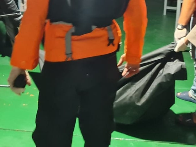 Jasad ABK KM Permata Maju saat dievakuasi dari perairan Selat Malaka ke atas Kapal SAR RB 203, Minggu (16/7) dini hari.