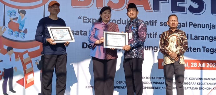 Wakil Ketua Komisi X DPR-RI, Abdul Fikri Faqih menyerahkan sertifikat pada peserta Bisa Fest