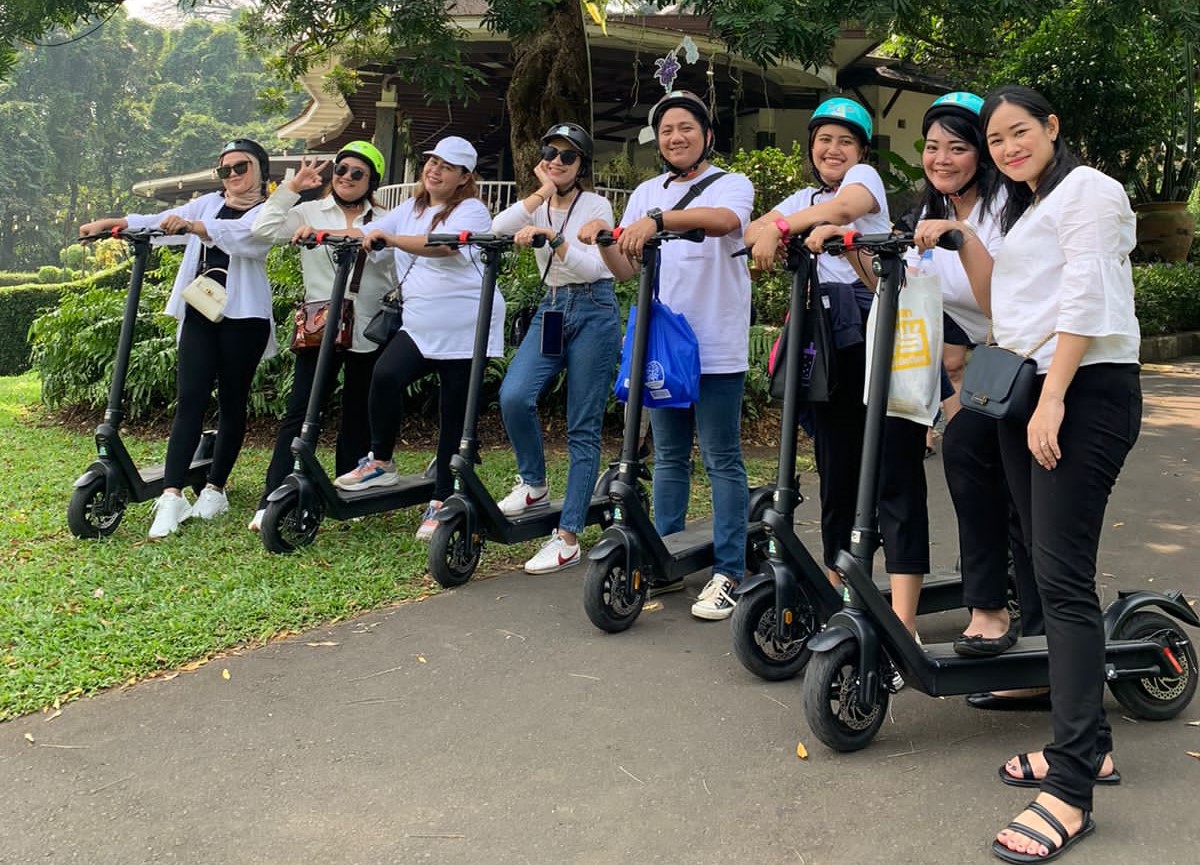 Hotel Amaroossa Grande Bekasi menggelar schooteran di Bogor sambil berolahraga bersama general manager, human resources, dan sales team.