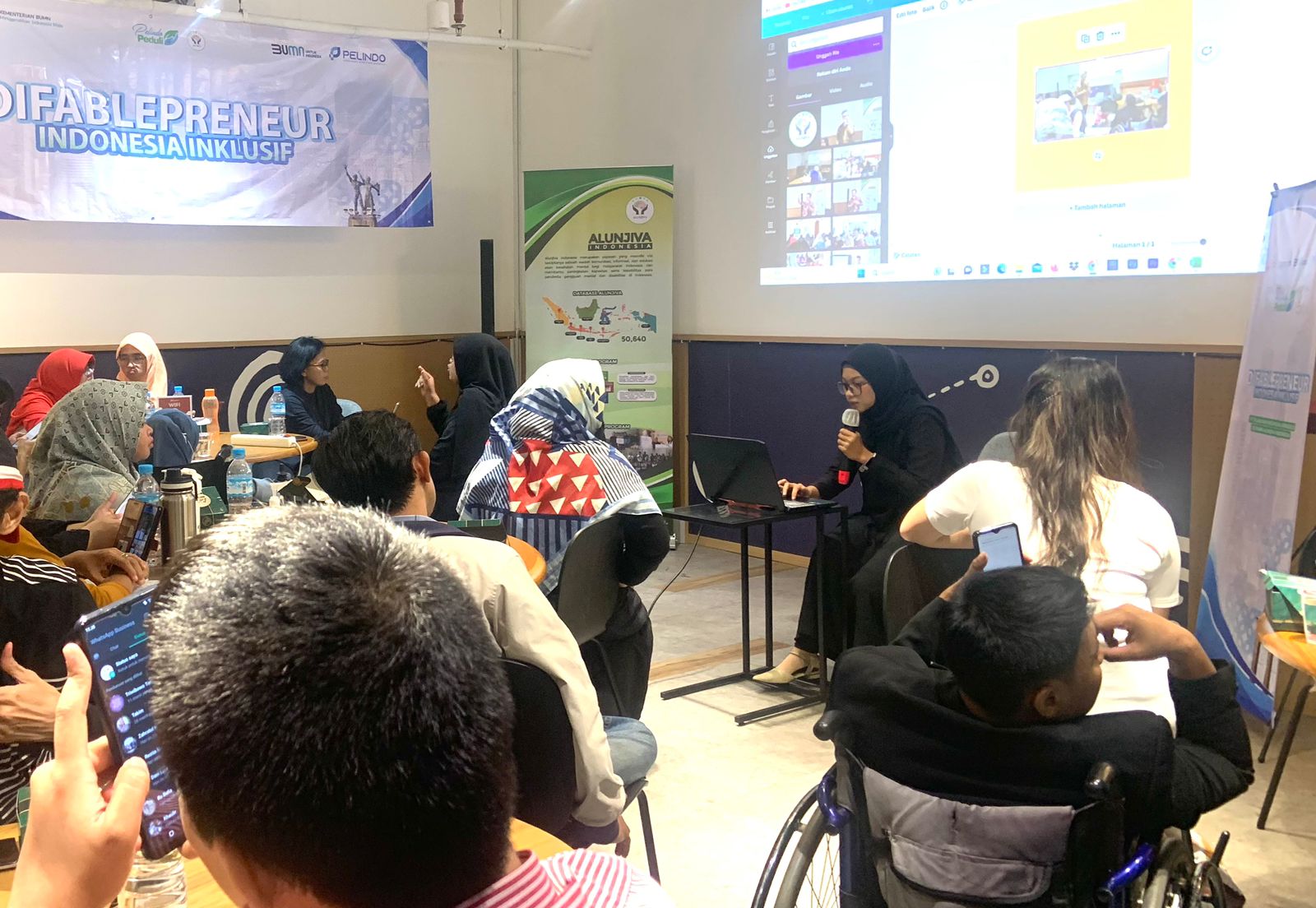 Pelindo memfasilitasi pelatihan kewirausahaan kepada 30 orang penyandang disabilitas di Jakarta, Bogor, Tangerang, dan Bekasi. 