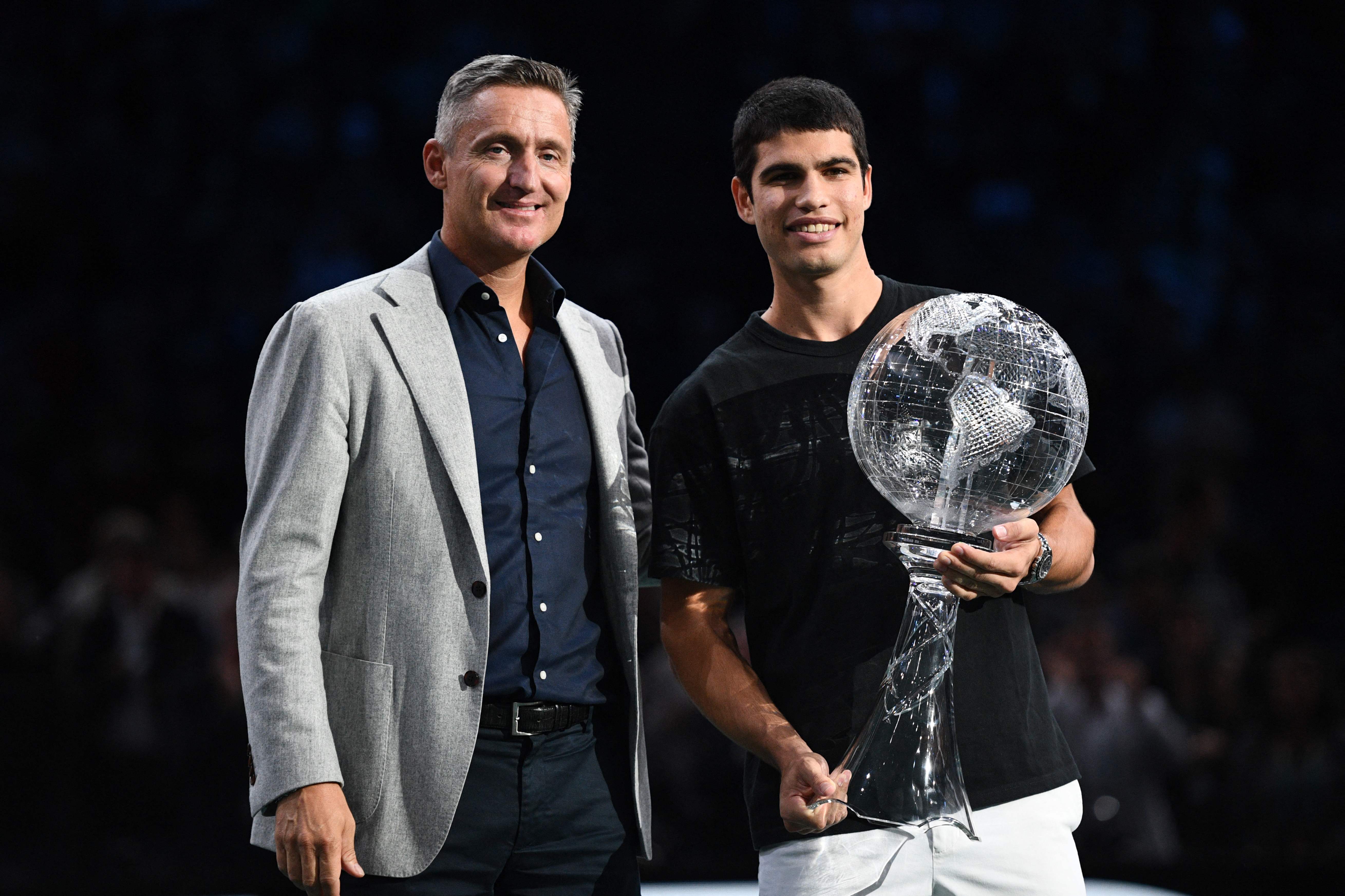 Presiden ATP Andrea Gaudenzi (kiri) saat menyerahkan Trophy ATP 2022 ke petenis Spanyol Carlos Alcaraz Garfia.