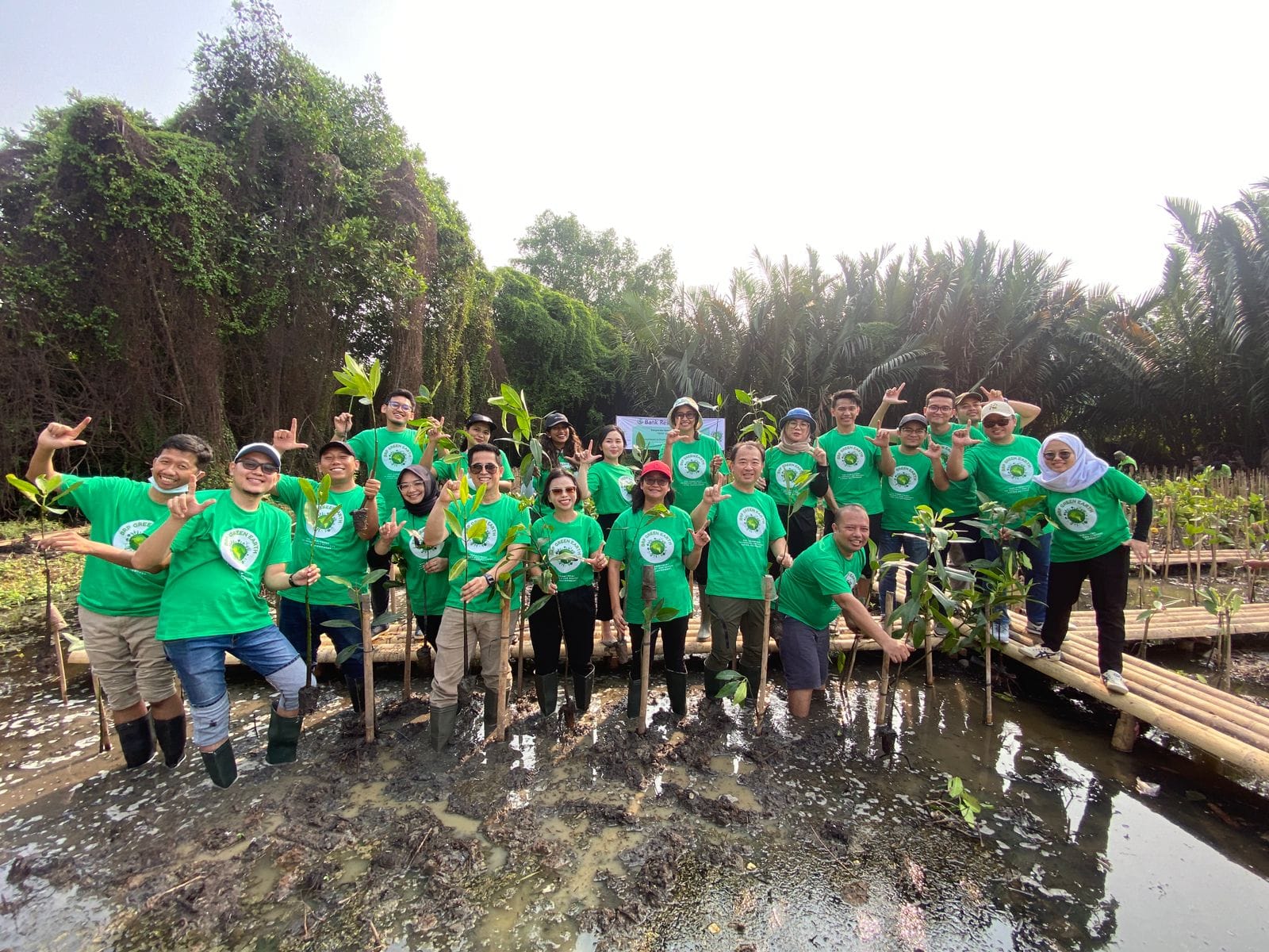Kegiatan menanam pohon mangrove di kawasan Ekowisata Angke Kapuk, Jakarta Utara, sebagai bagian dari program BRP Green Earth