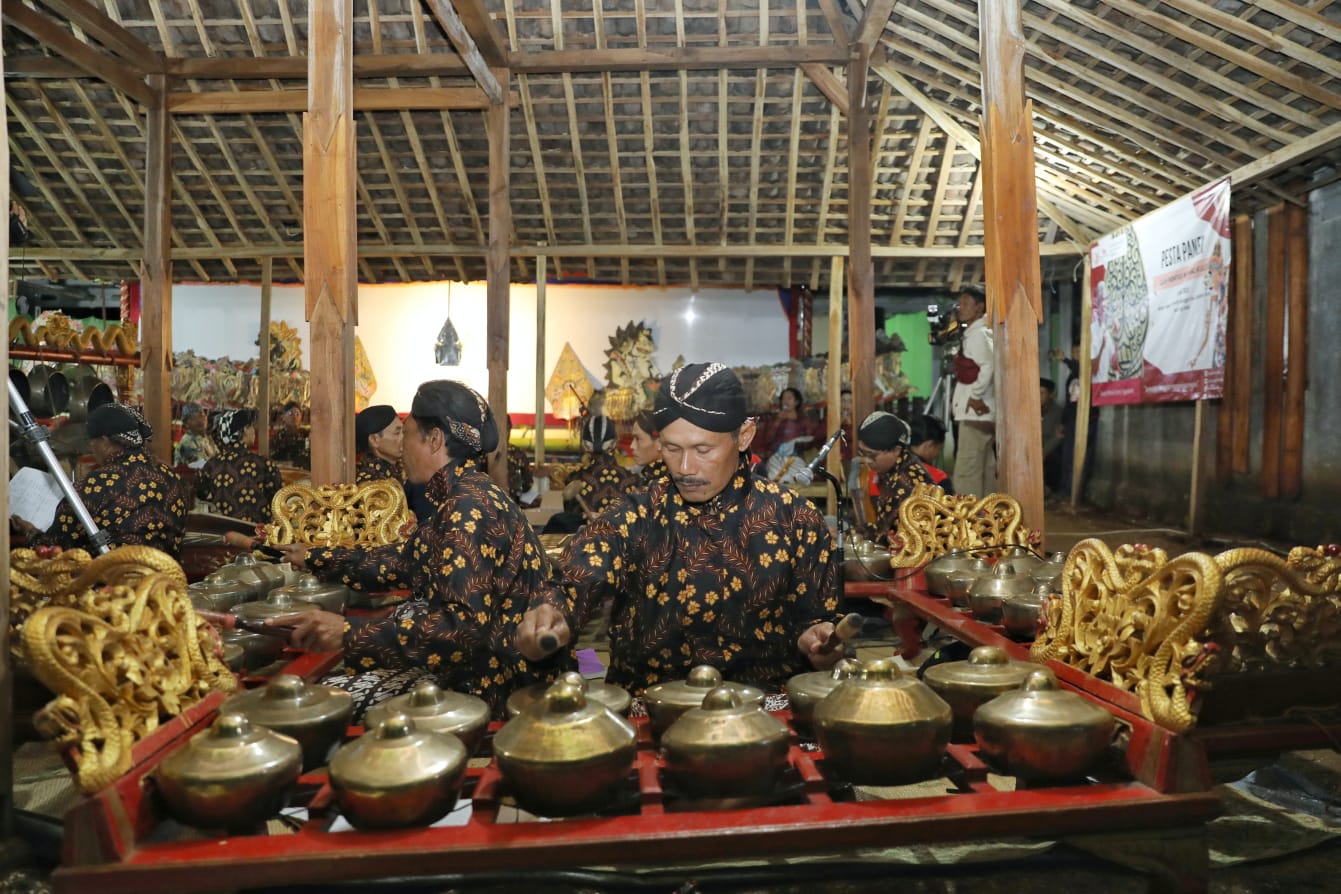 Pesta panen dan pagelaran wayang kulit di Gunugkidul