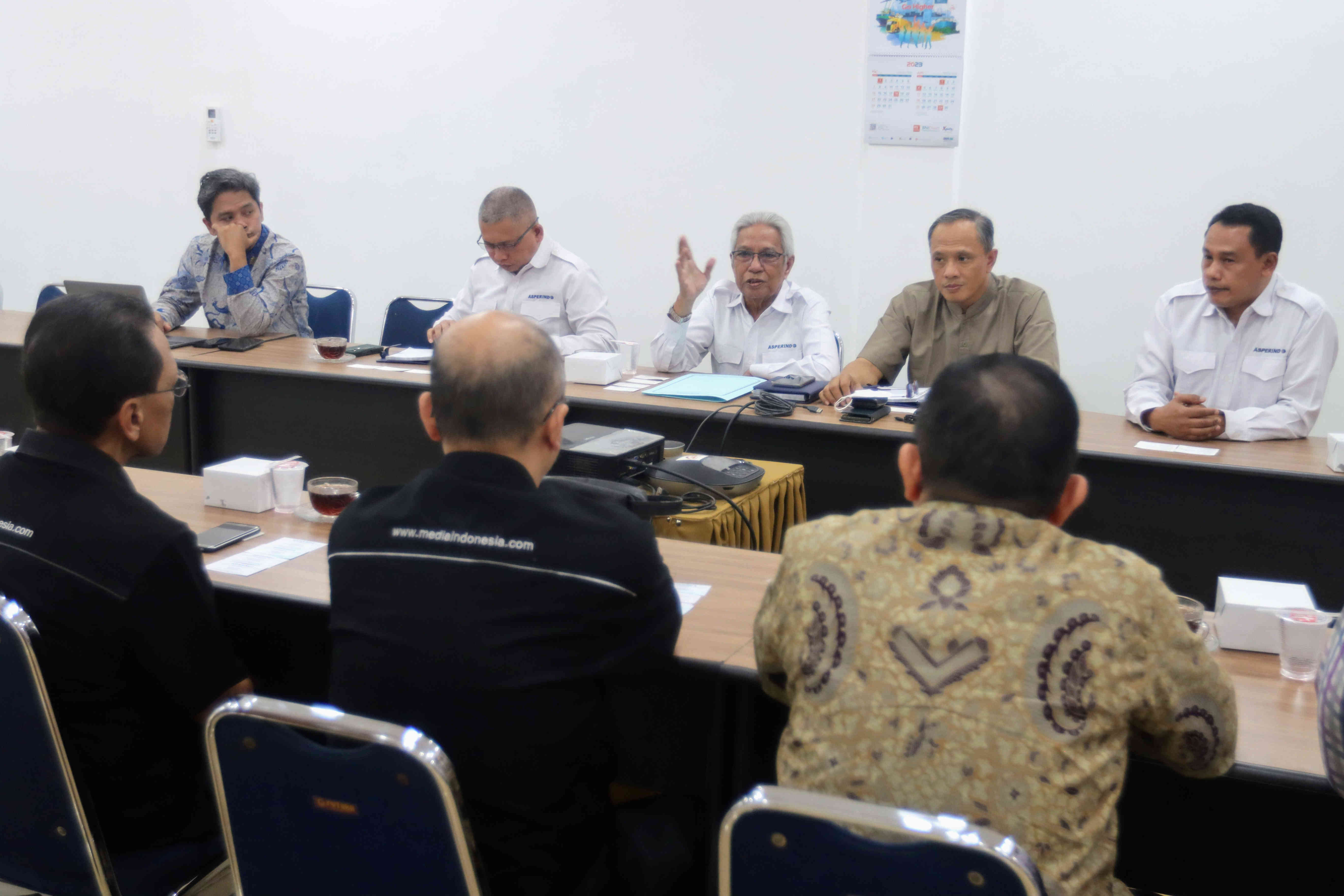 Direktur Eksekutif Asperindo Syarifuddin (tengah), menyambut menyambut kunjungan silaturahmi Media Indonesia (MI) di kantor Asperindo