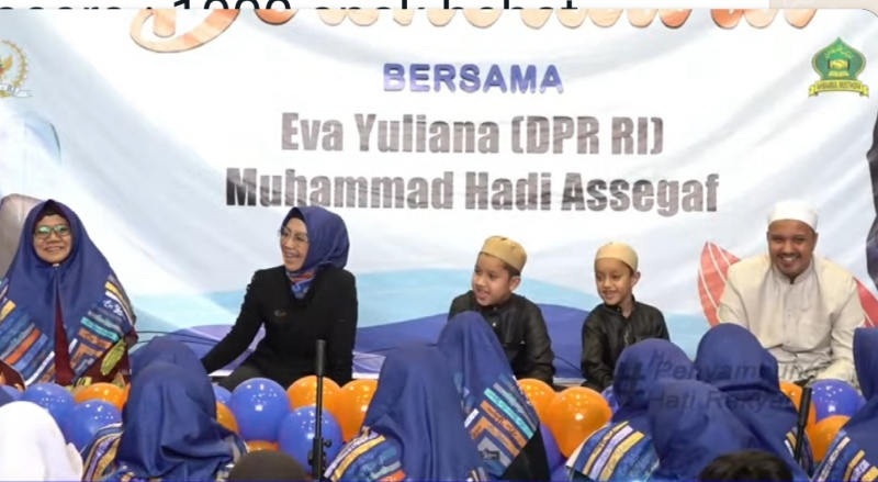 Anggota DPR RI Eva Yuliana saat bersalawat bersama anak yatim 