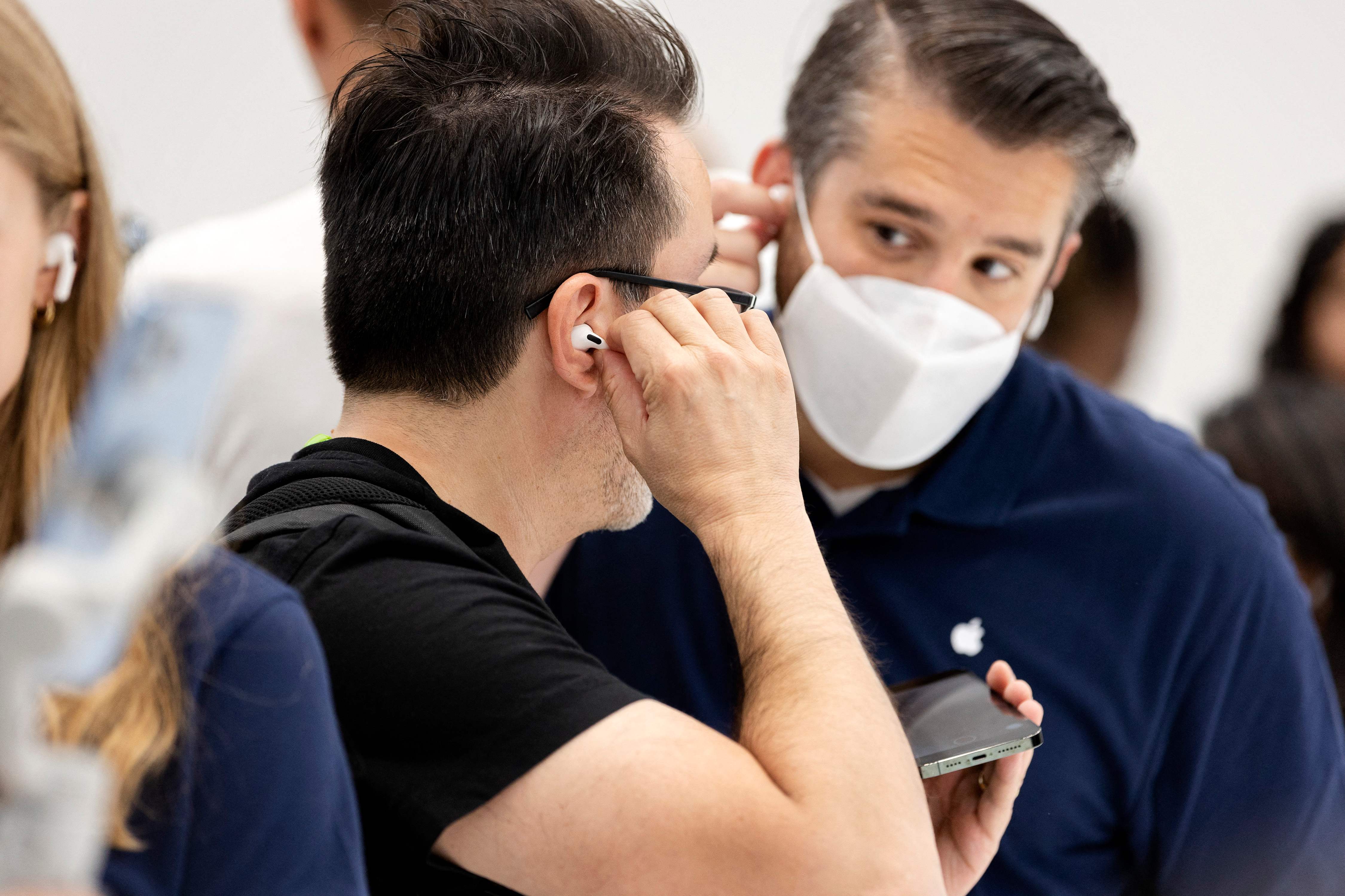 Pengnjng mencoba headphone AirPods terbaru di Apple Park, Cupertino, California, pada 2022