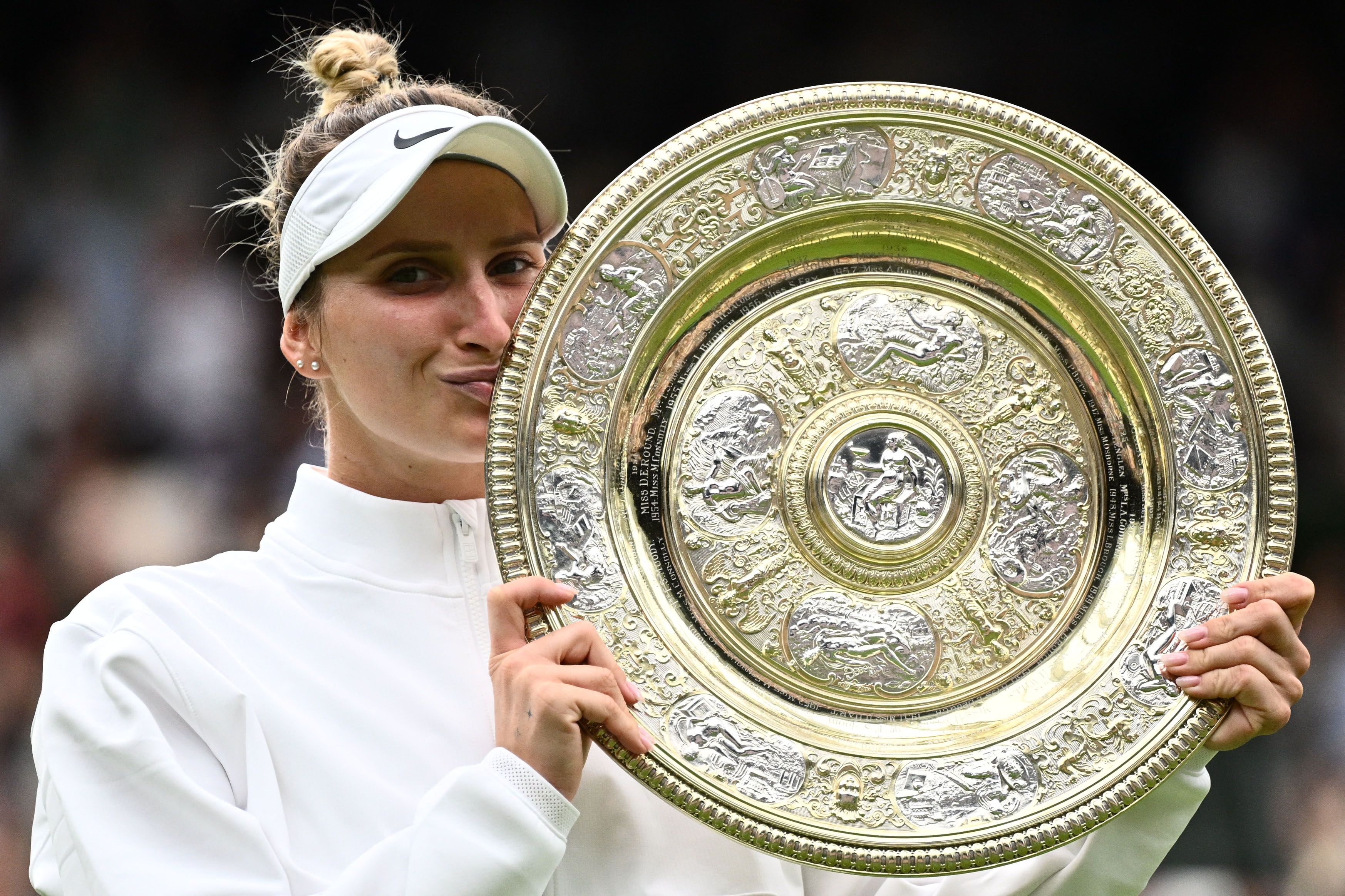 Petenis Ceko, Marketa Vondrousova, menciptakan sejarah usai keluar sebagai juara sektor tunggal putri Wimbledon 2023