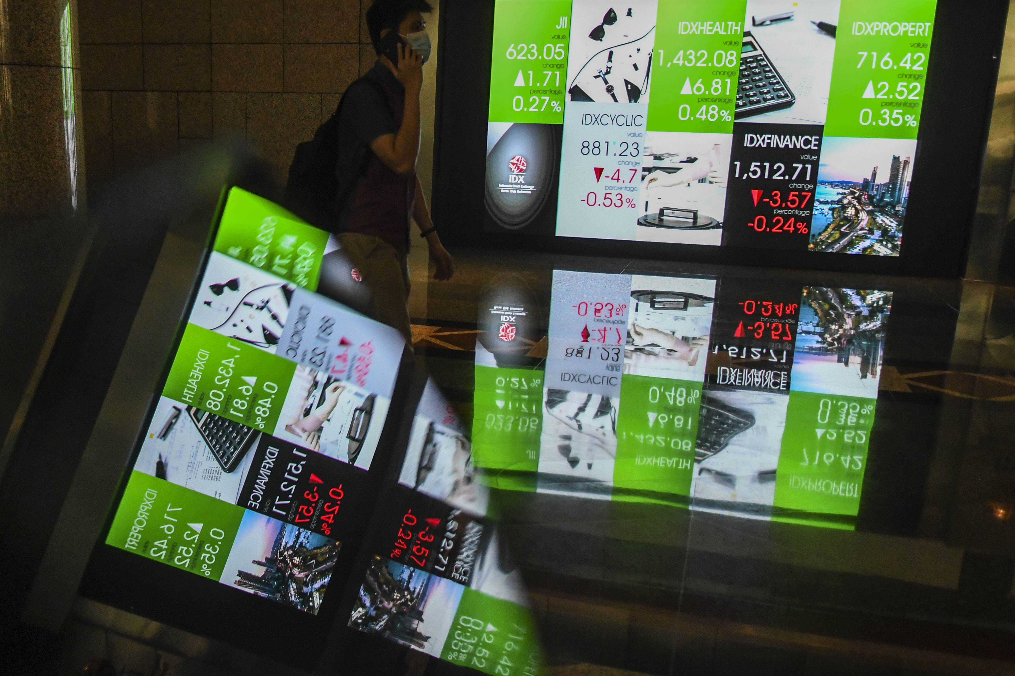 Sejumlah emiten masih menawarkan saham perdana kepada investor di BEI. 