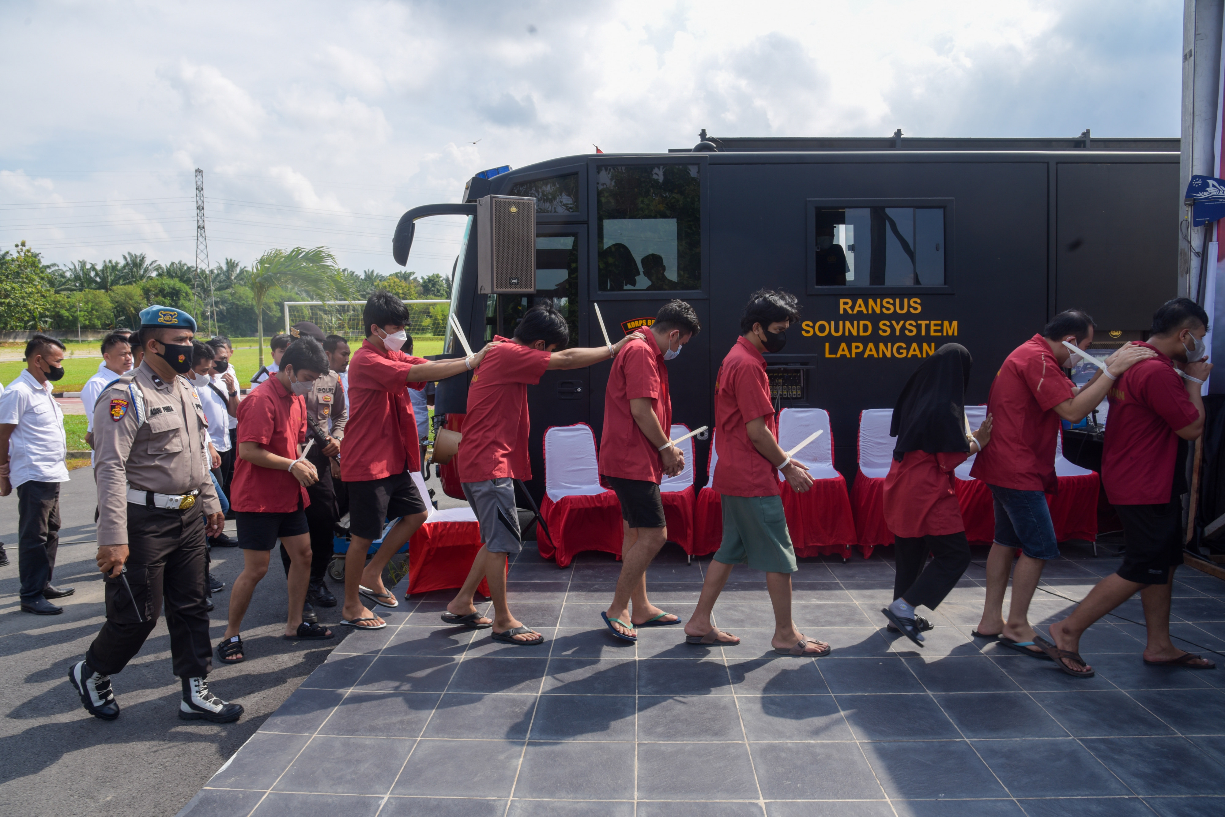 Ilustrasi: petugas menggiring sejumlah tersangka bandar judi daring saat ungkap kasus Tindak Pidana Perjudian Daring di Polda Sumatera Utara