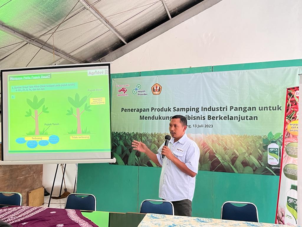 PT Ajinomoto Indonesia bekerja sama dengan Unpad mengajak para petani gunakan produk samping Ajifol untuk pupuk tanaman. 