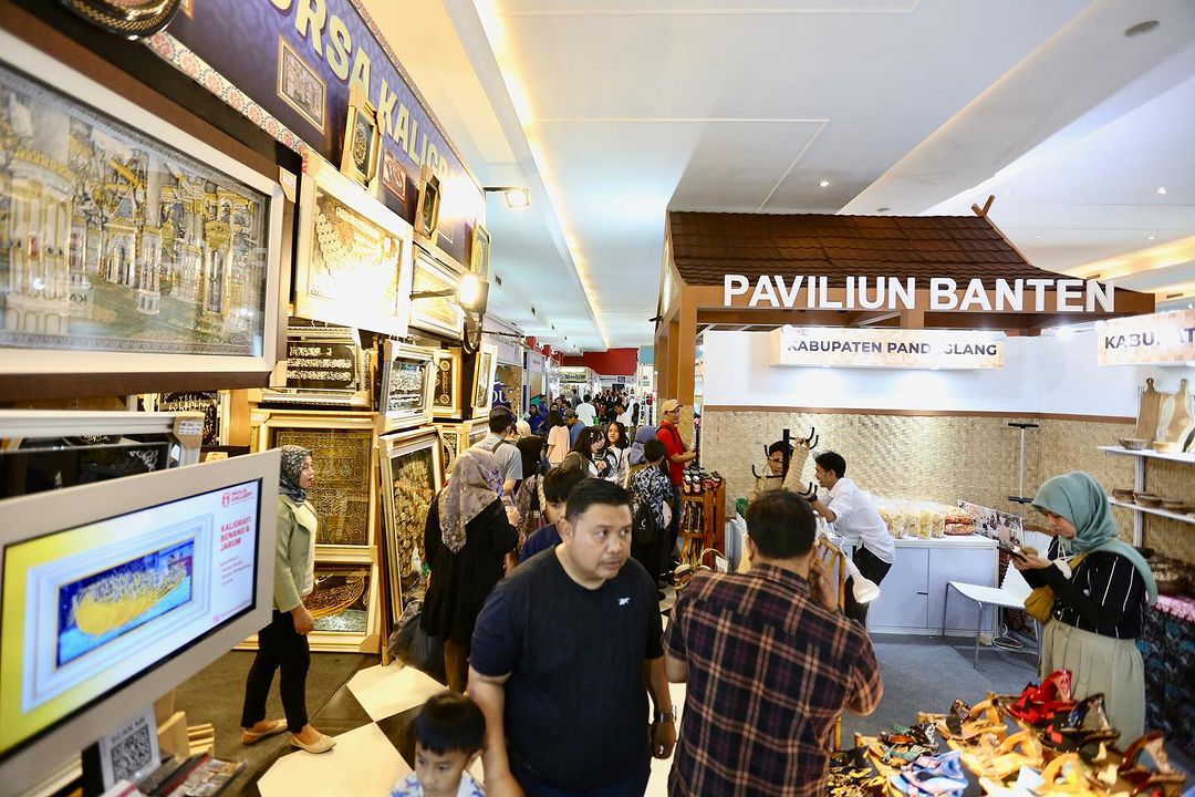 Booth-booth produk UMKM turut menyemarakkan Pekan Raya Jakarta atau Jakarta Fair Kemayoran yang berlangung hingga 16 Juli 2023.