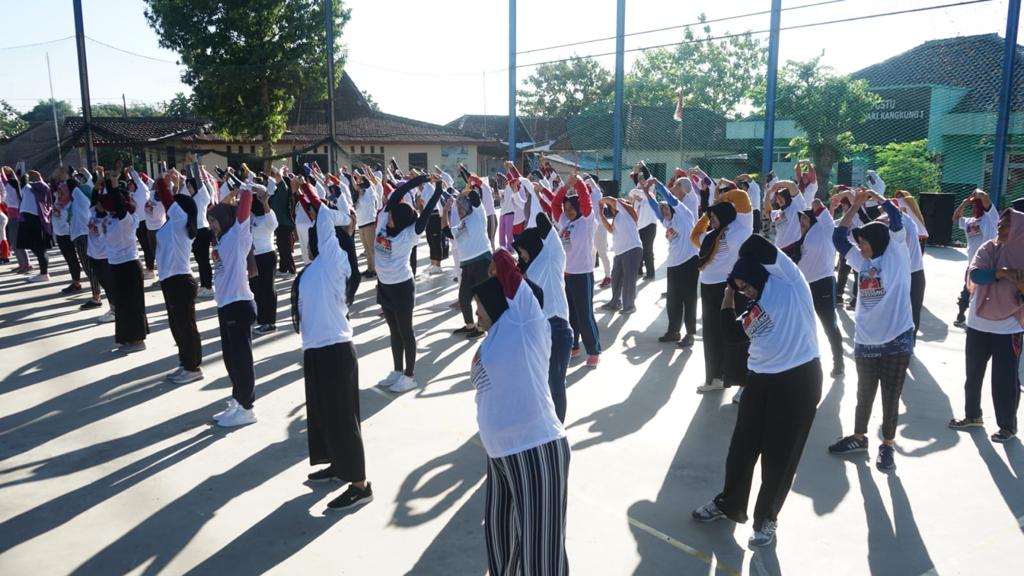  'Relawan Sedulur Saklawase' melaksanakan senam bersama ibu-ibu di Kecamatan Kangkung, Kabupaten Kendal, Jateng, Sabtu (23/7). 
