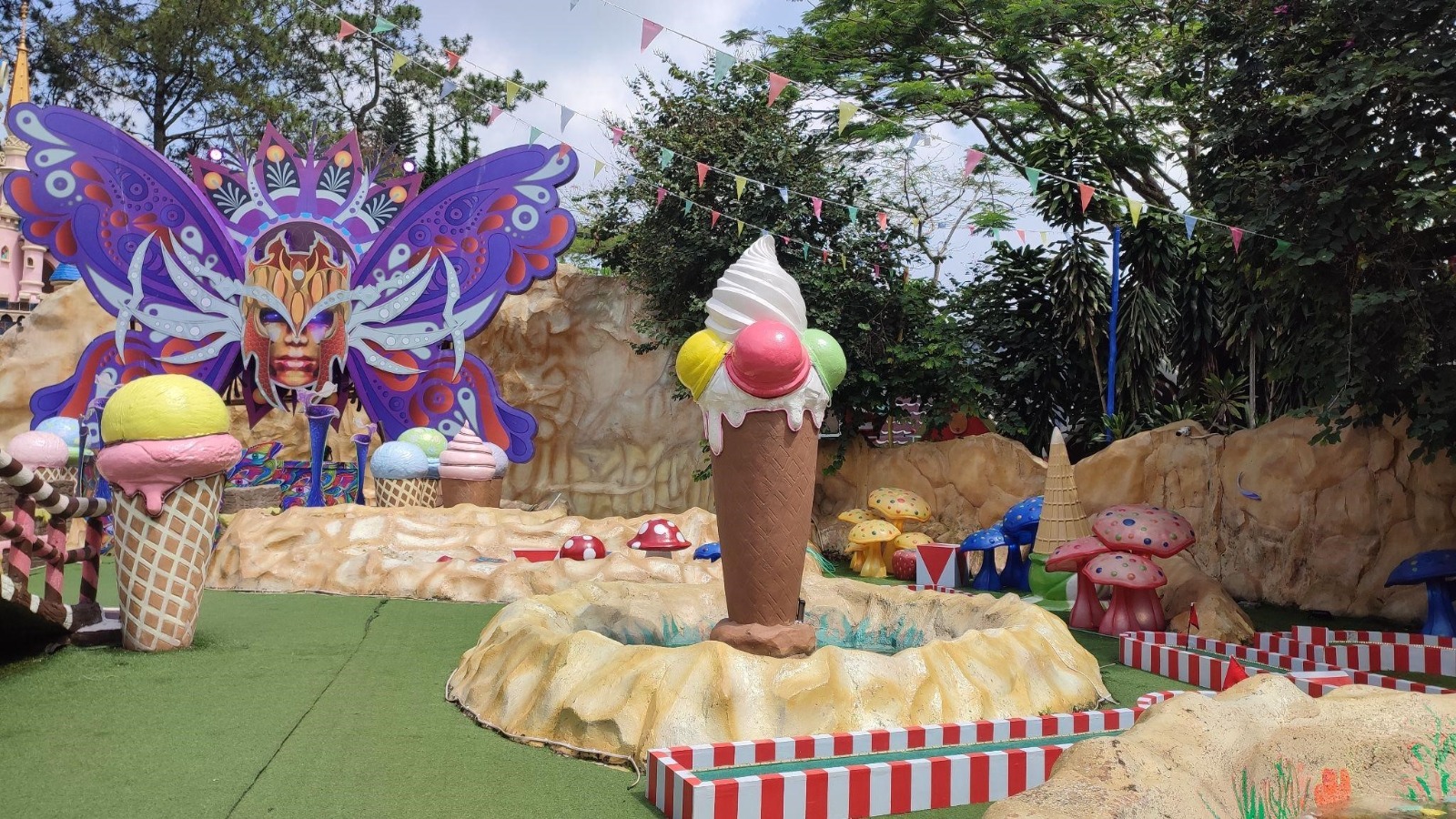  Lembang Wonderland turut menghadirkan berbagai atraksi unik dan spot foto yang Instagramable.