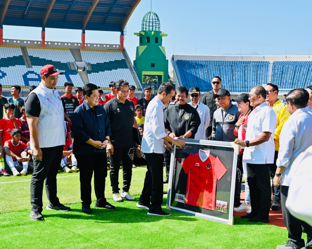 Presiden Jokowi (tengah) saat meninjau seleksi timnas U-17 Indonesia.