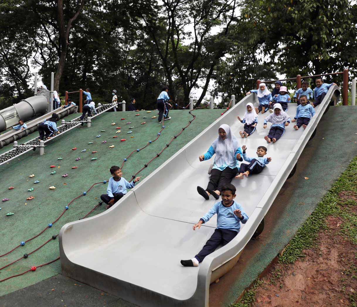 Warga dan anak-anak TK beraktifitas di Tebet Eco Park, Jakarta.