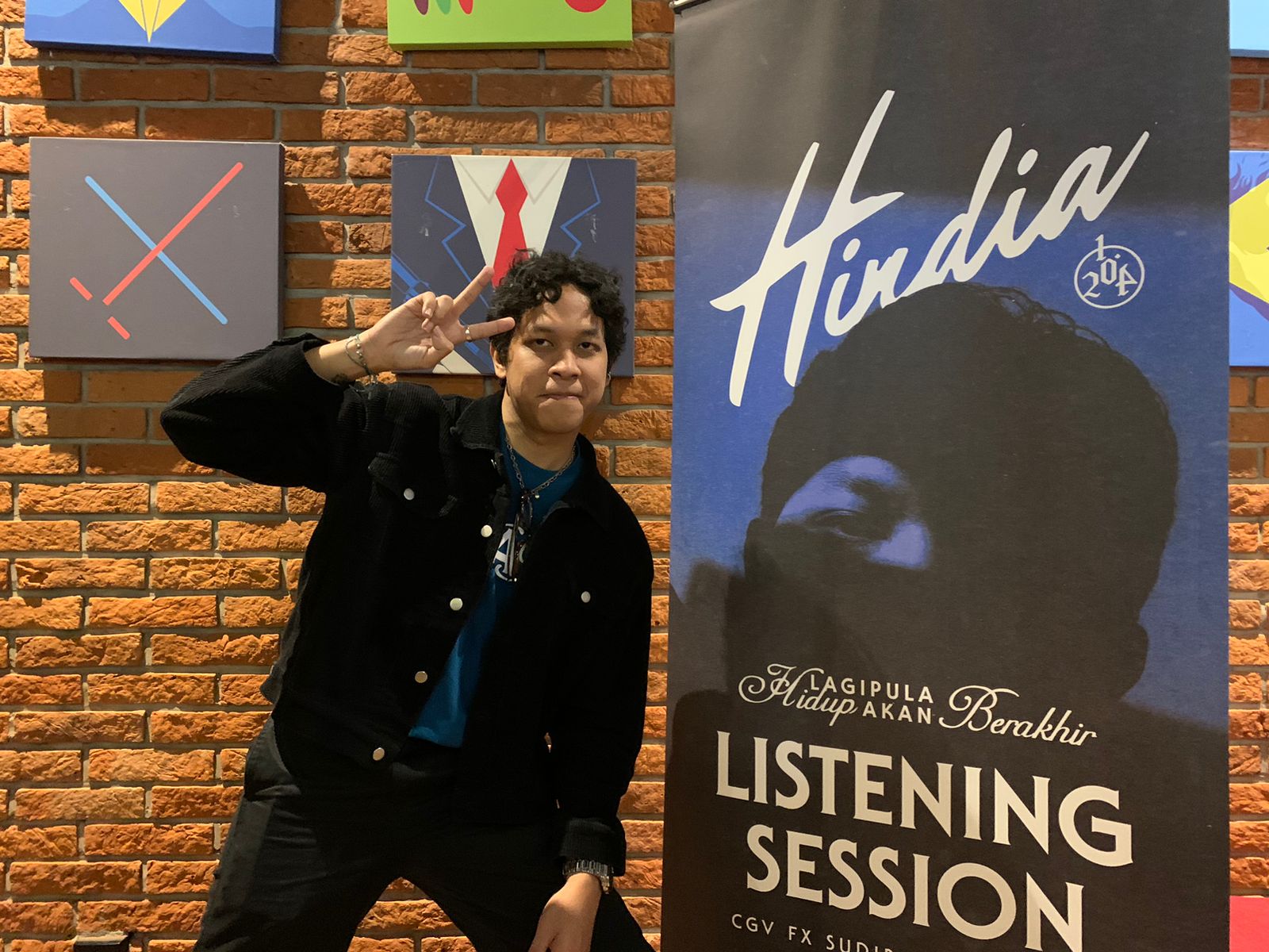 Penyanyi Baskara Putra atau Hindia di acara sesi dengar album barunya di Jakarta, Jumat (30/6).