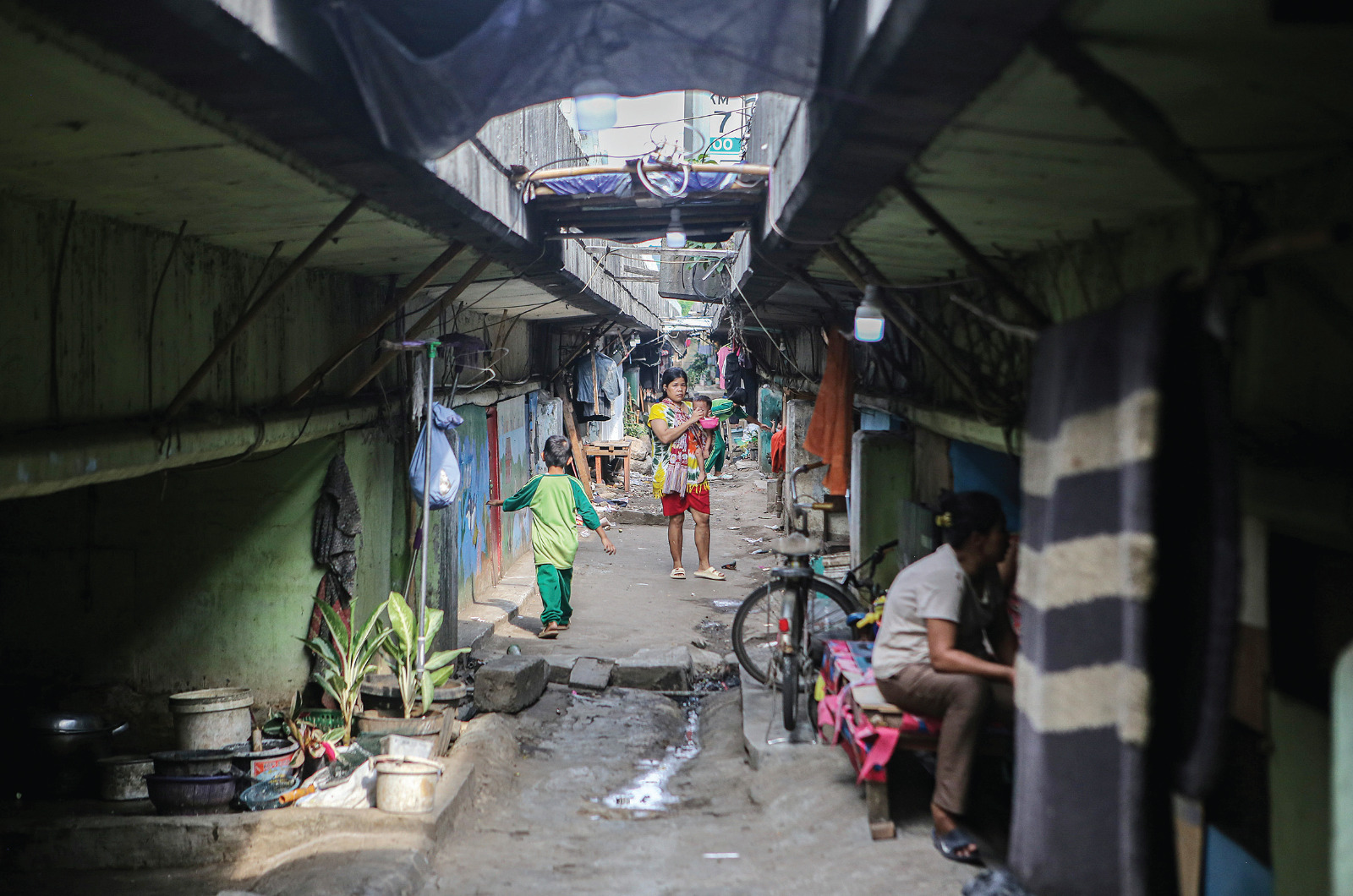 Suasana pemukiman warga di bawah jalan tol Cawang-Pluit, Jakarta.