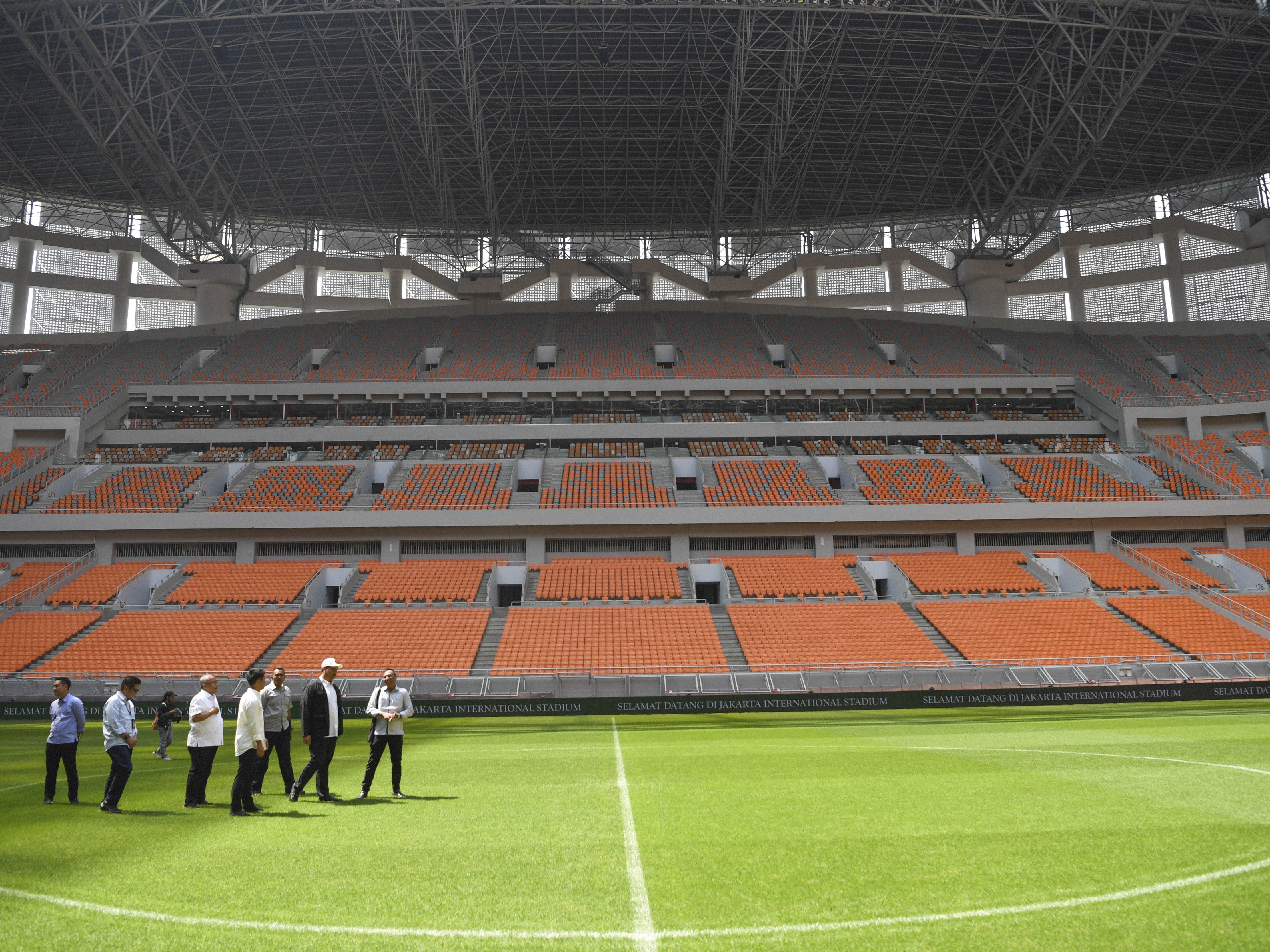 Menteri Pemuda dan Olahraga Dito Ariotedjo (kedua kanan) meninjau Jakarta International Stadium (JIS) di Papanggo, Tanjung Priok.
