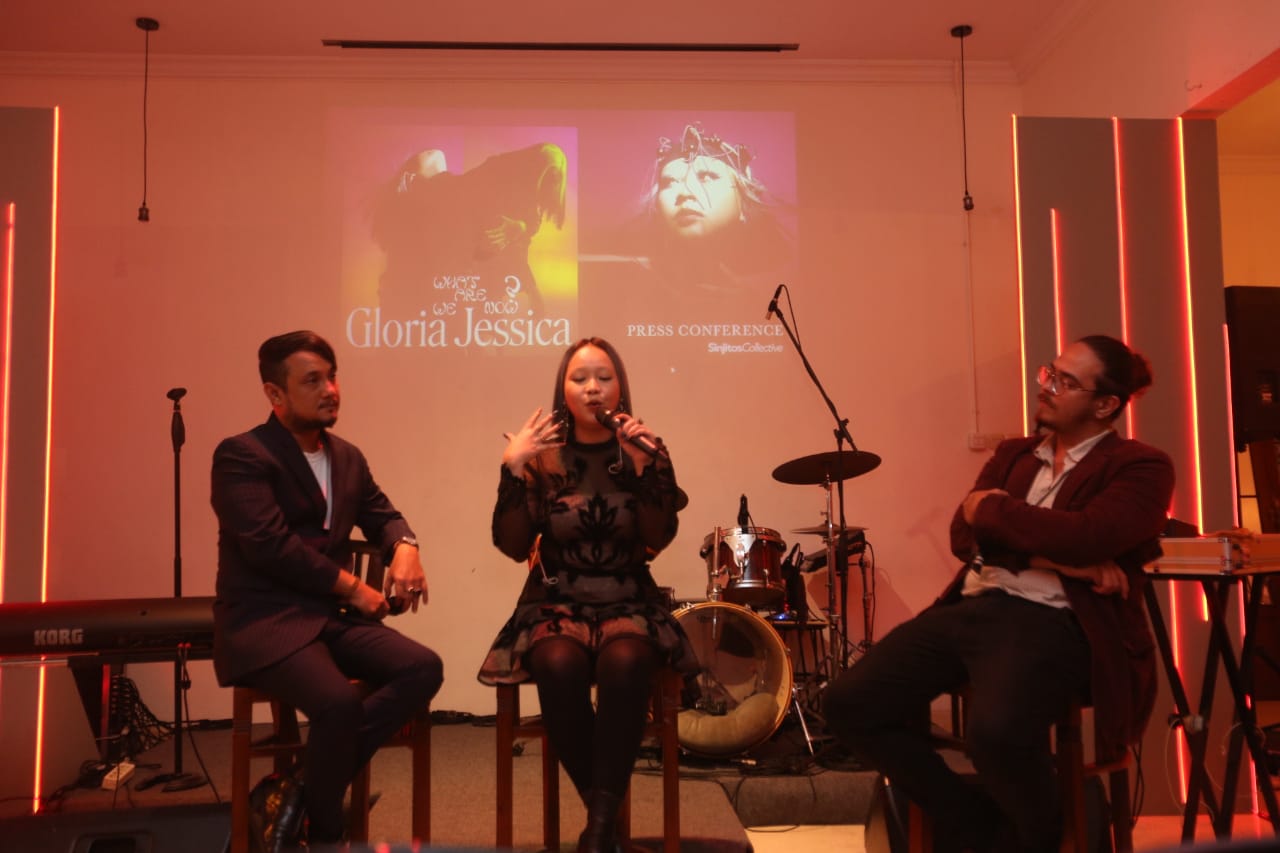 Penyanyi Gloria Jessica Ulima Gultom (tengah)