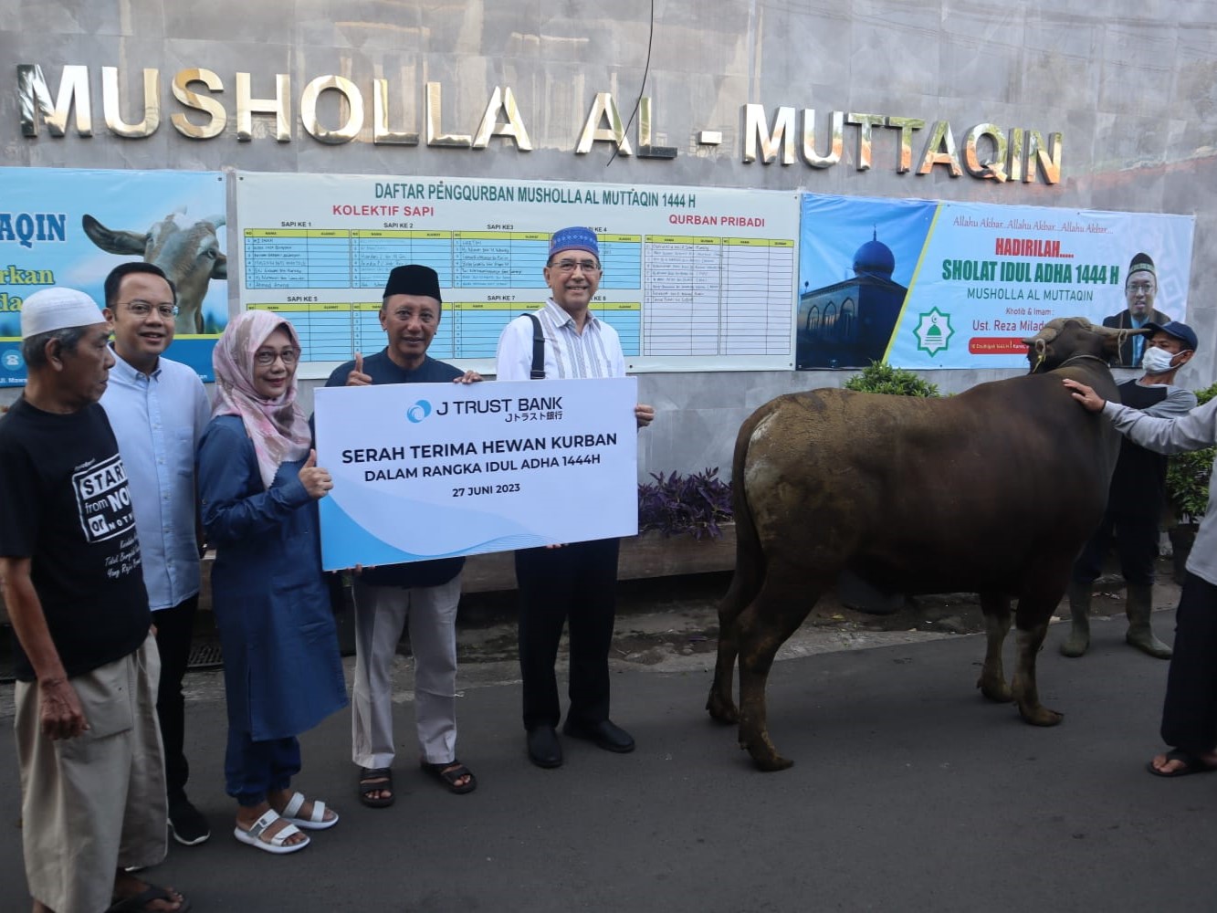 J Trust Bank Serahkan Sapi Kurban ke Musala Jaksel