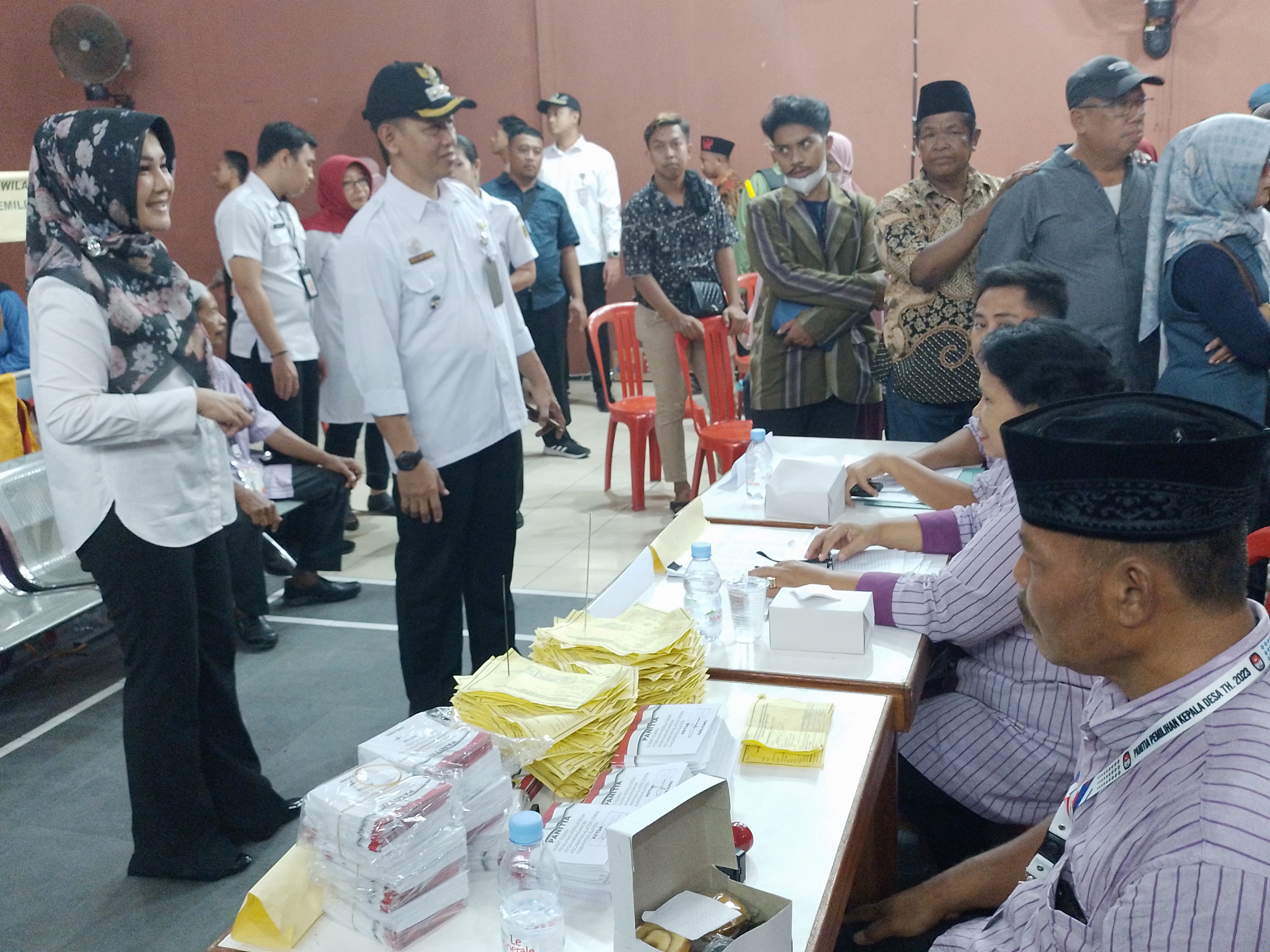 Bupati Klaten Sri Mulyani mendatangi salah satu TPS yang menggelar pilkades 