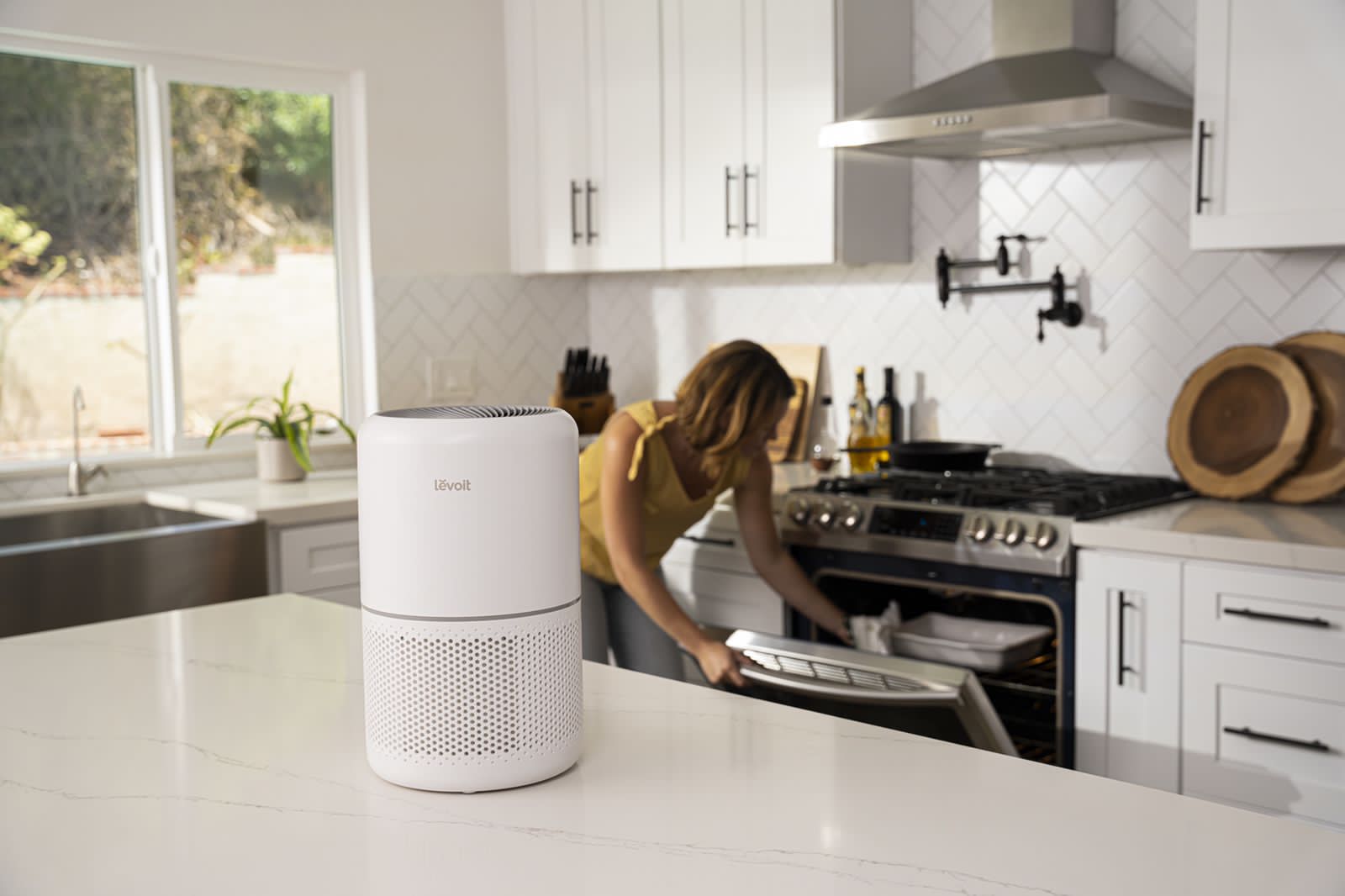 Untuk membersihkan udara yang ada di dalam rumah, salah satunya adalah dengan menambahkan penyaring udara ruangan.