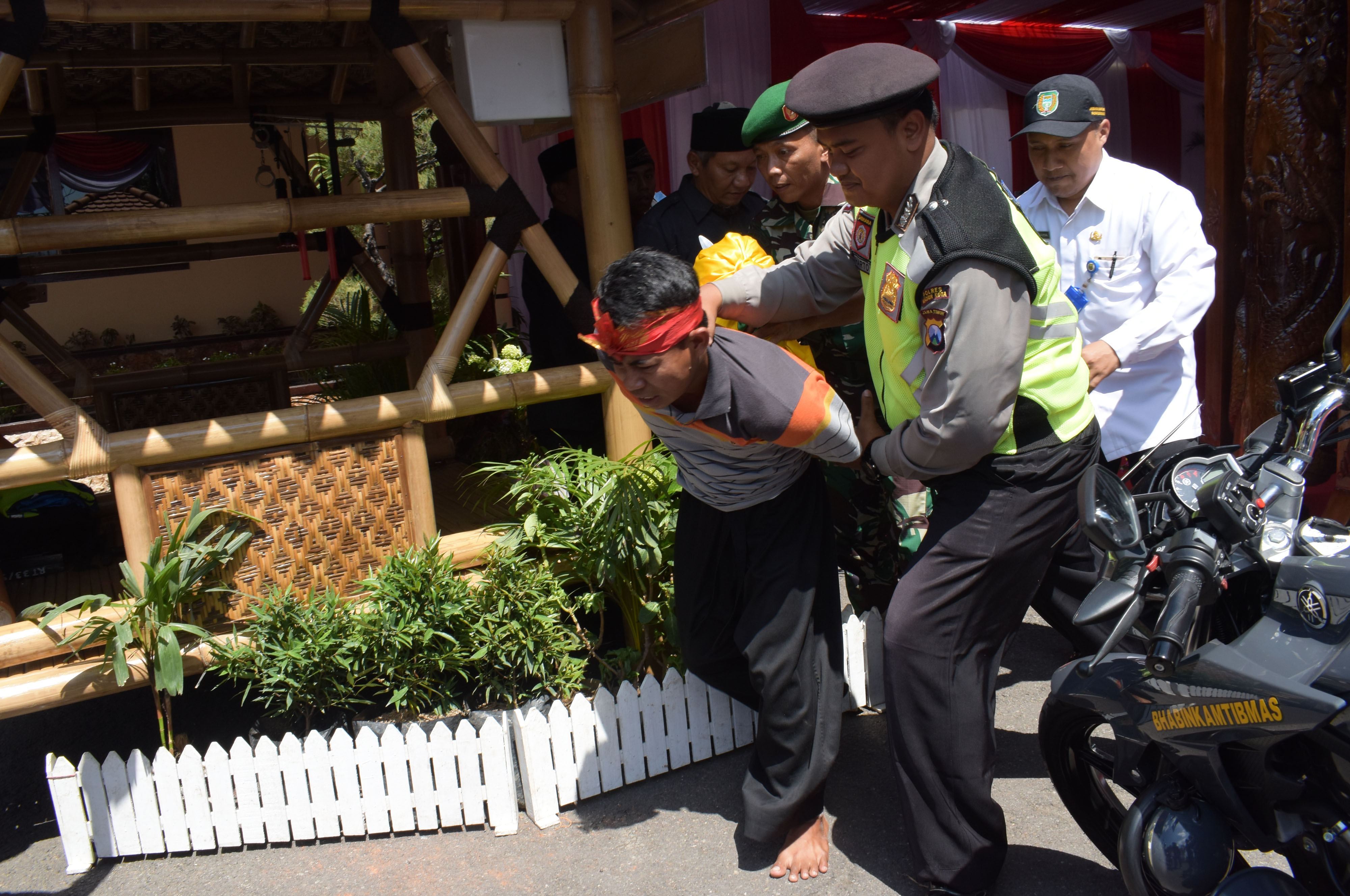 Sejumlah petugas pos keamanan lingkungan (poskamling) melakukan simulasi penangkapan penjahat.