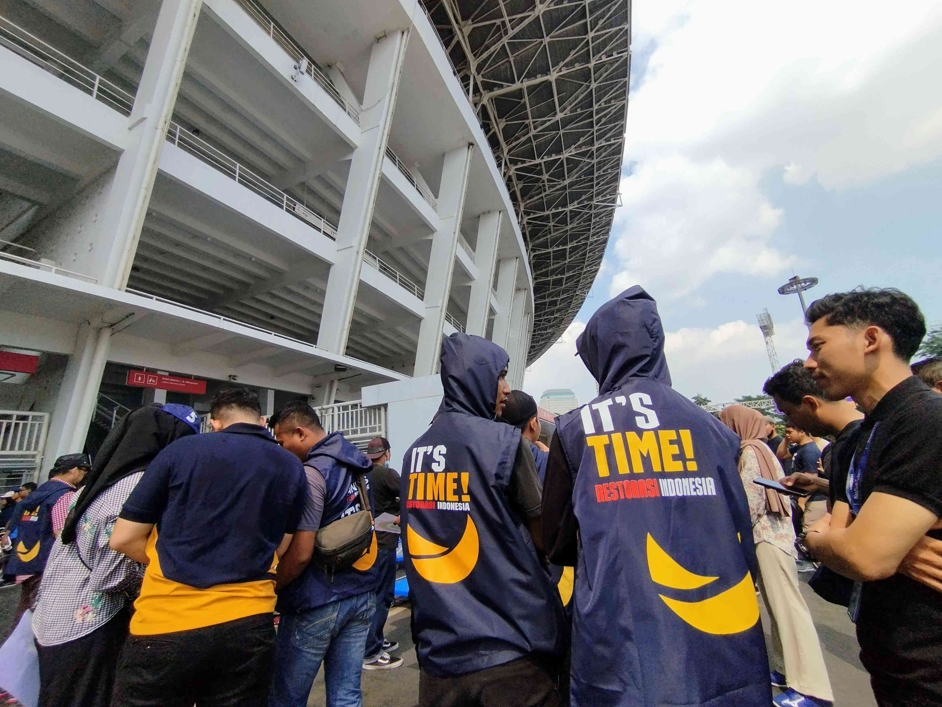 Suasana persiapan apel siaga perubahan Nasdem di GBK Senayan Jakarta, Jumat (14/7/2023)
