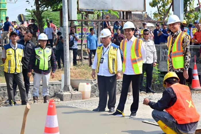 Presiden Joko Widodo meninjau rekonstruksi Jalan Raya Surakarta-Gemolong-Purwodadi di Sragen, Jawa Tengah, Minggu (23/7).