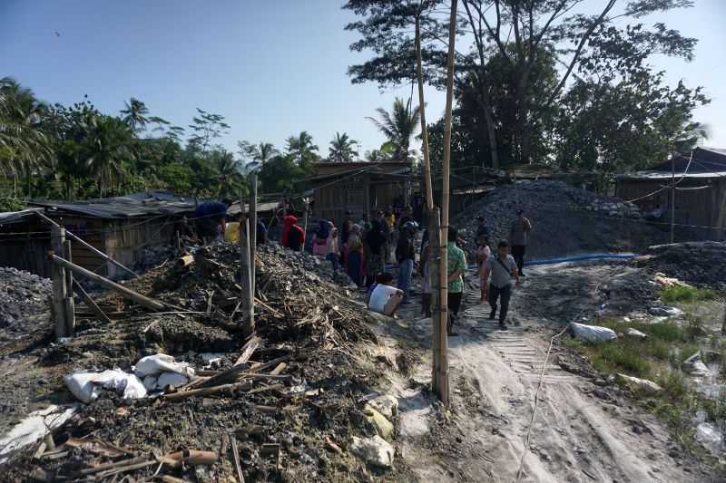 Proses evakuasi warga yang terjebak di lubang tambang emas, Banyumas, Jawa Tengah