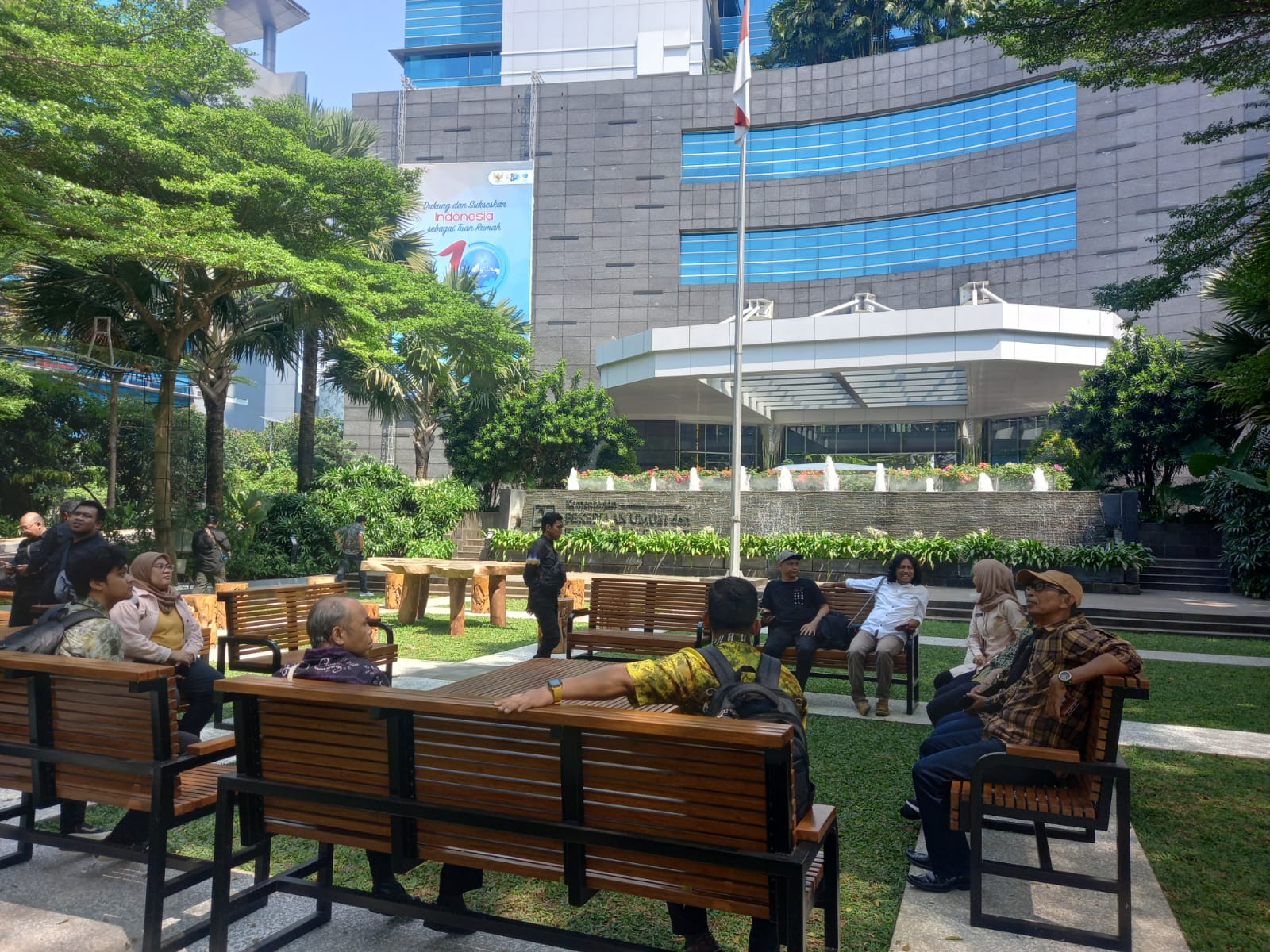 Sejumlah warga menikmati suasana perkantoran Kementerian PU-Pera yang hijau dan asri 