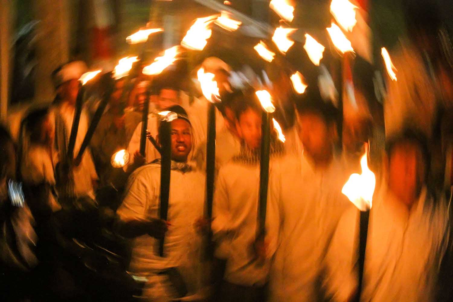 Ratusan santri Dayah Istiqamatuddin Nahdatul Huda (INAHU) bersama warga mengikuti pawai obor