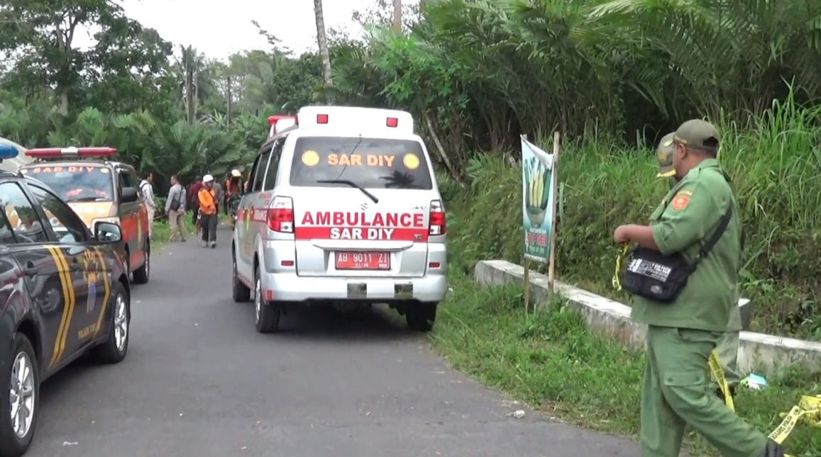 Ambulan membawa potongan tubuh mahasiswa UMY yang ditemukan di sebuah sungai di Sleman.