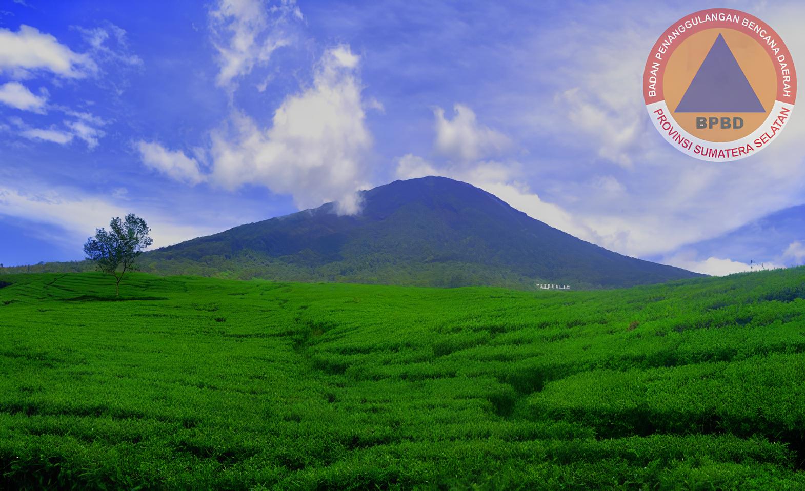 Gunung api Dempo di Pagaralam Sumatera Selatan yang mengalami erupsi pada Selasa, (25/7).