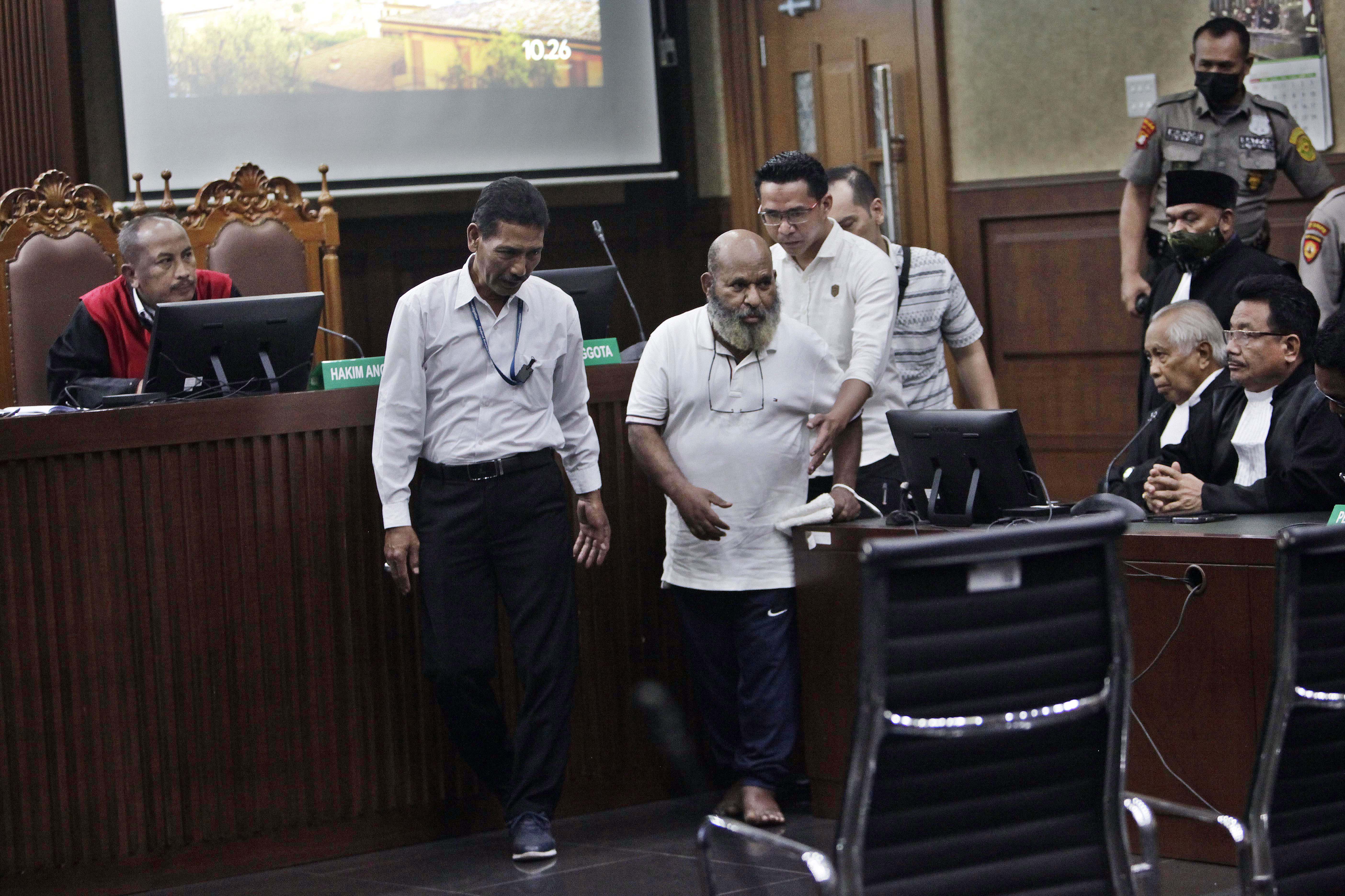 Terdakwa Lukas Enembe (tengah) saat menjalani persidangan di Pengadilan Tipikor Jakarta.