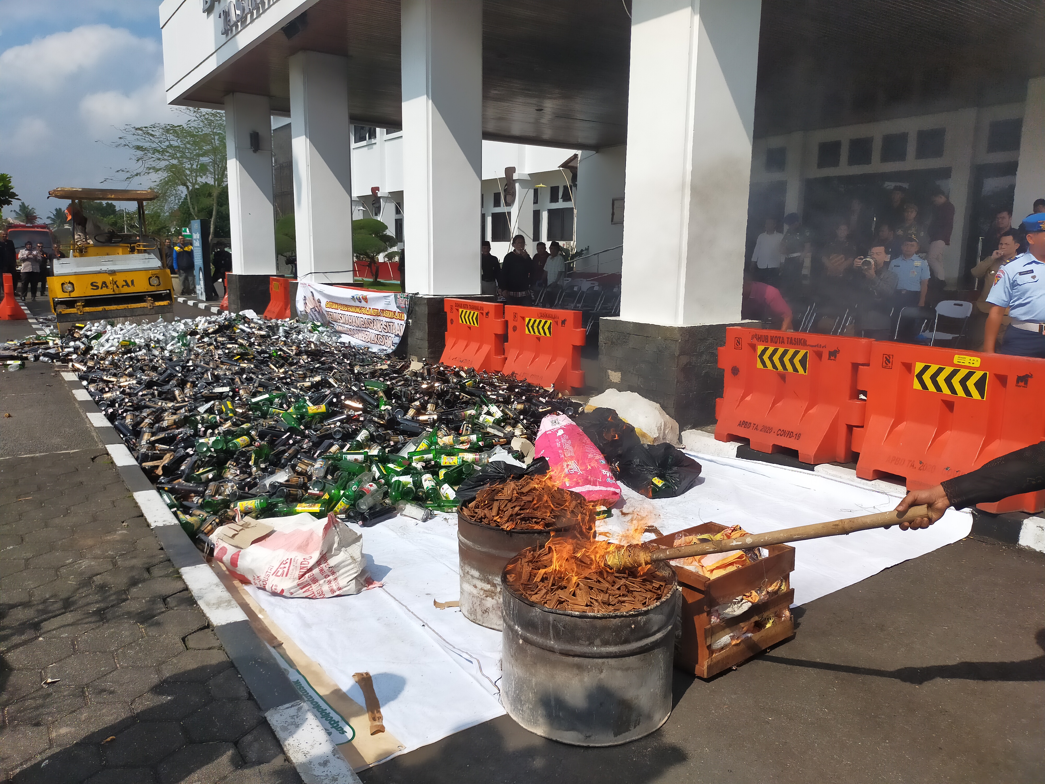 Pemusnahan 10 ribu botol miras oplosan dan kayu manis sebagai bahan baku miras di Tasikmalaya, Jabar, Selasa (18/7).