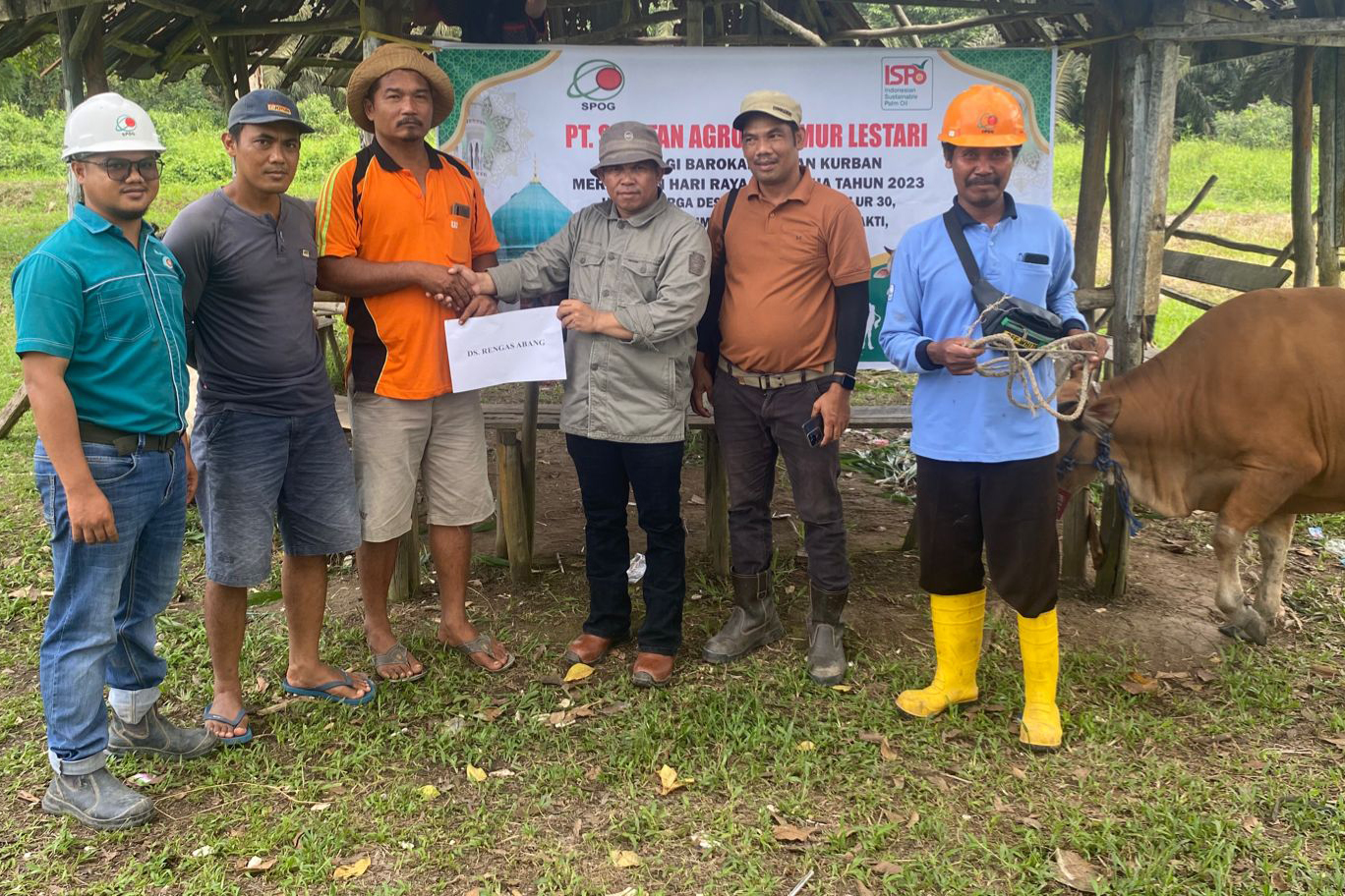 Perwakilan SPO Grop menyerahkan bantuan hewan kurban ke sejumlah masjid di Banyuasin dan OKI.