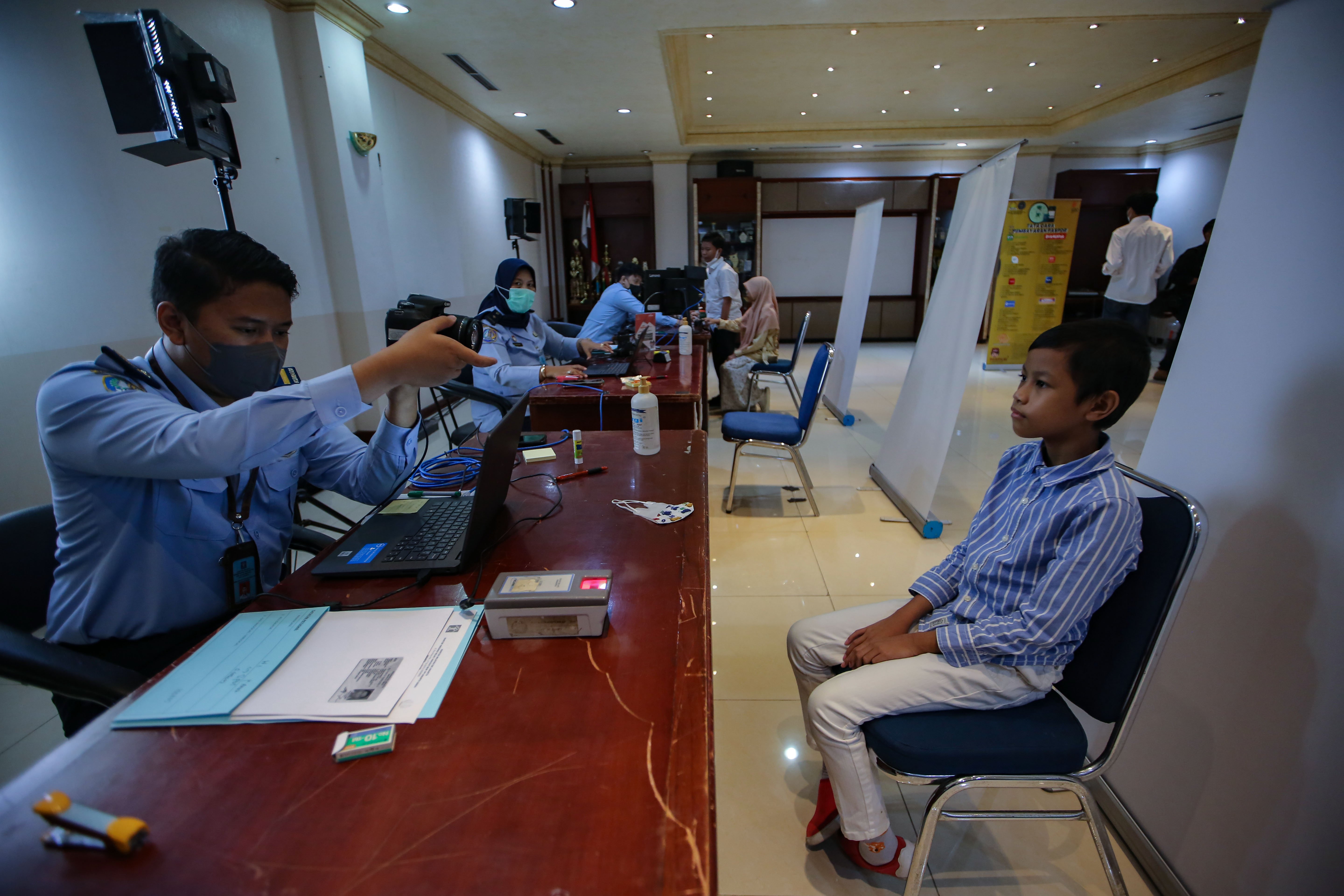 Petugas imigrasi melayani karyawan dan keluarga Media Group untuk membuat dan memperpanjang masa berlaku paspor di Kompleks Media Group.